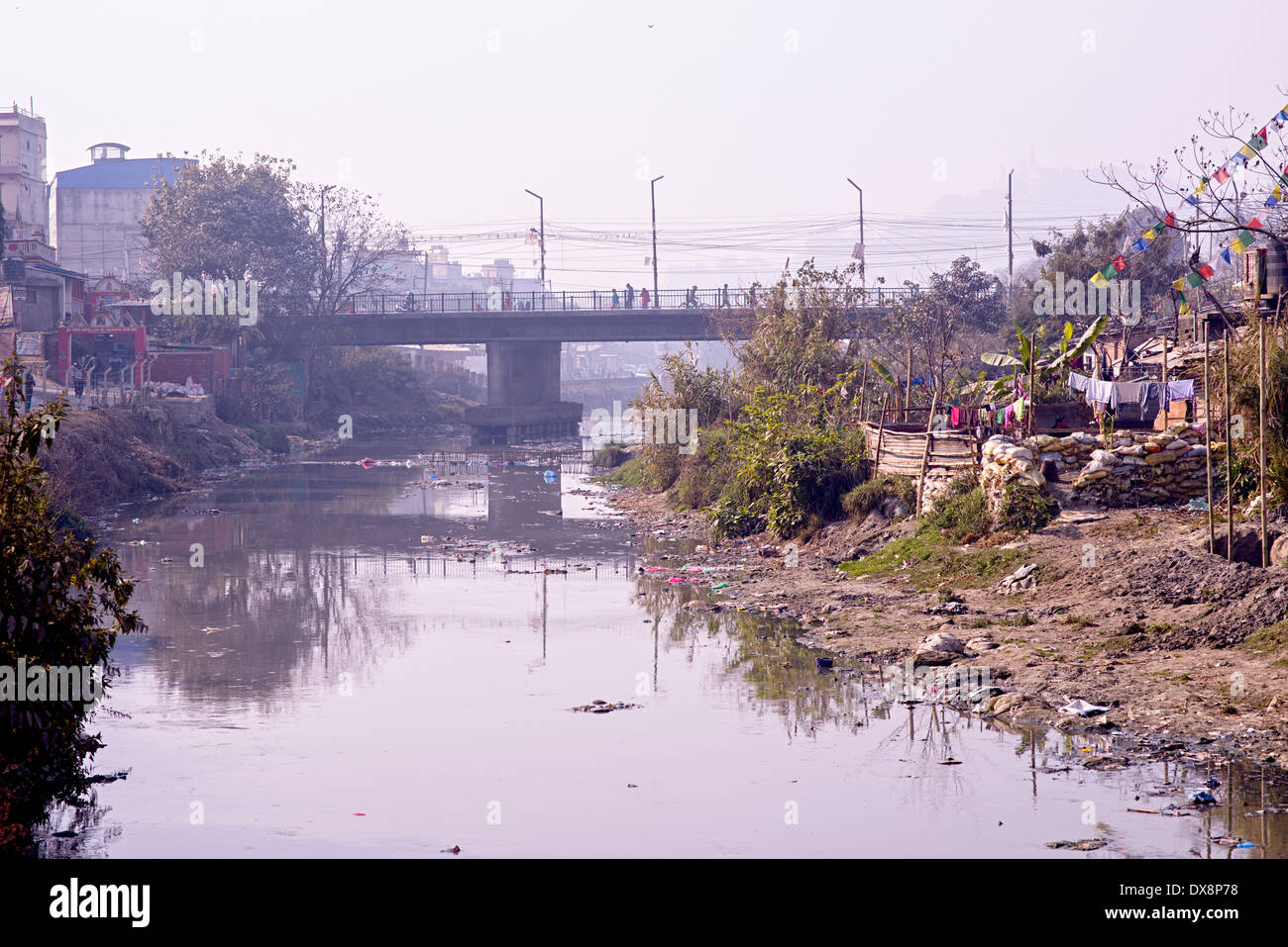 Pont sur la rivière Bagmati à Katmandou Banque D'Images