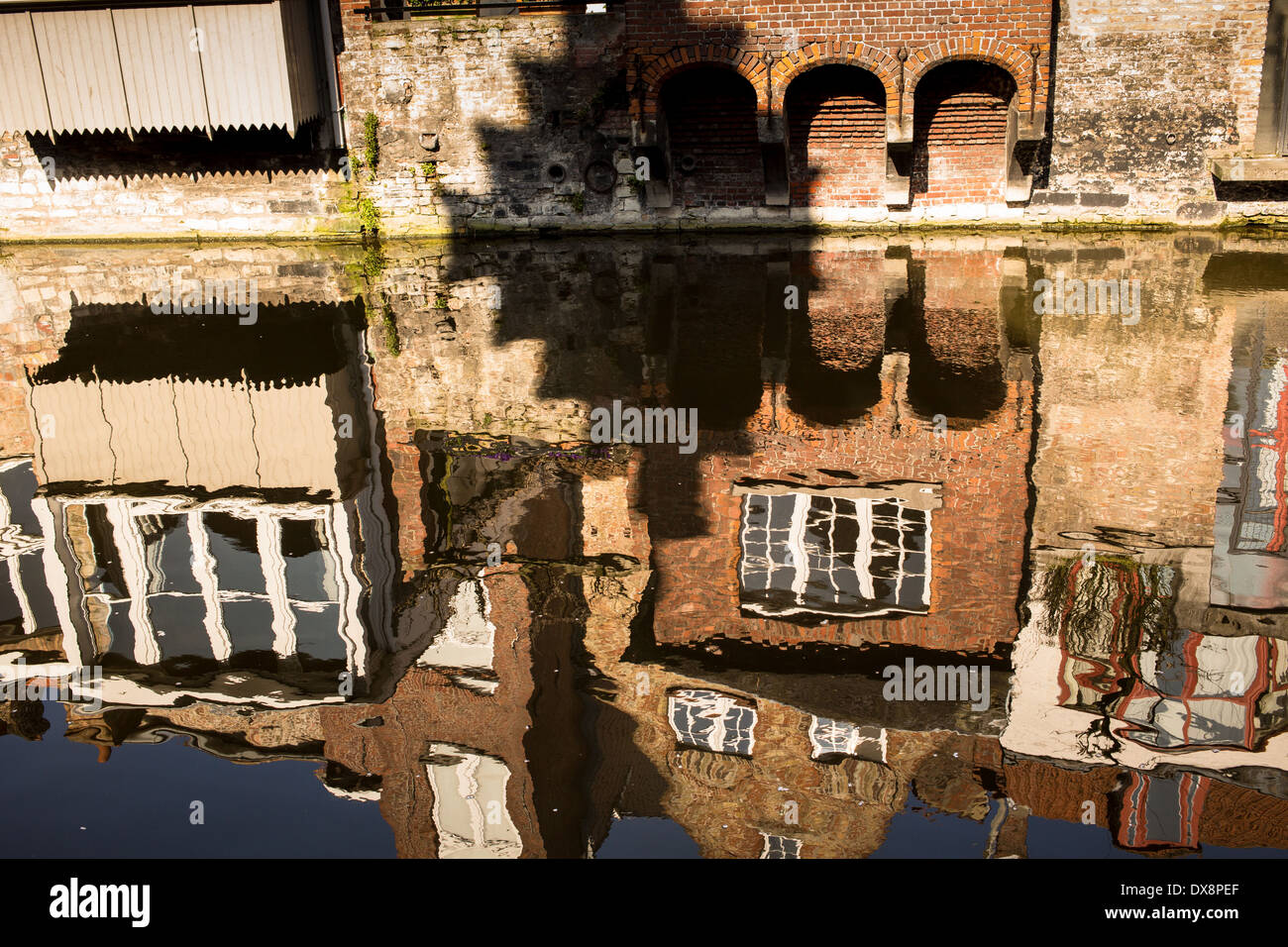 Maisons qui se reflètent dans l'eau dans un canal de Bruges Banque D'Images