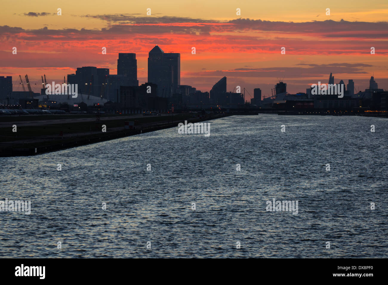 Toits de Londres au coucher du soleil à l'ouest. Au premier plan l'aéroport de London City et Canary Wharf, London England Royaume-Uni UK Banque D'Images