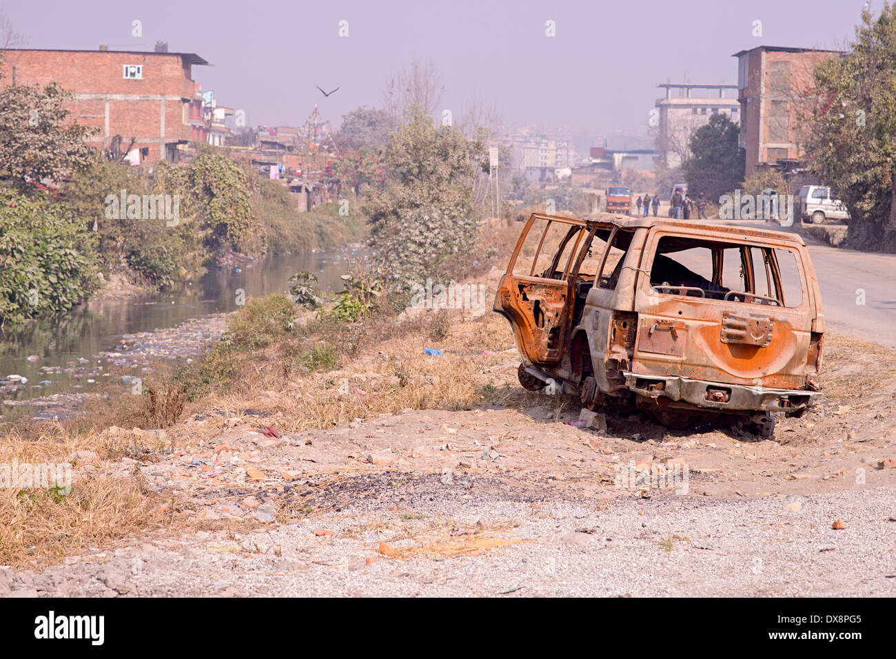Brisée, voiture abandonnée sur les bords de la rivière Bagmati à Katmandou Banque D'Images