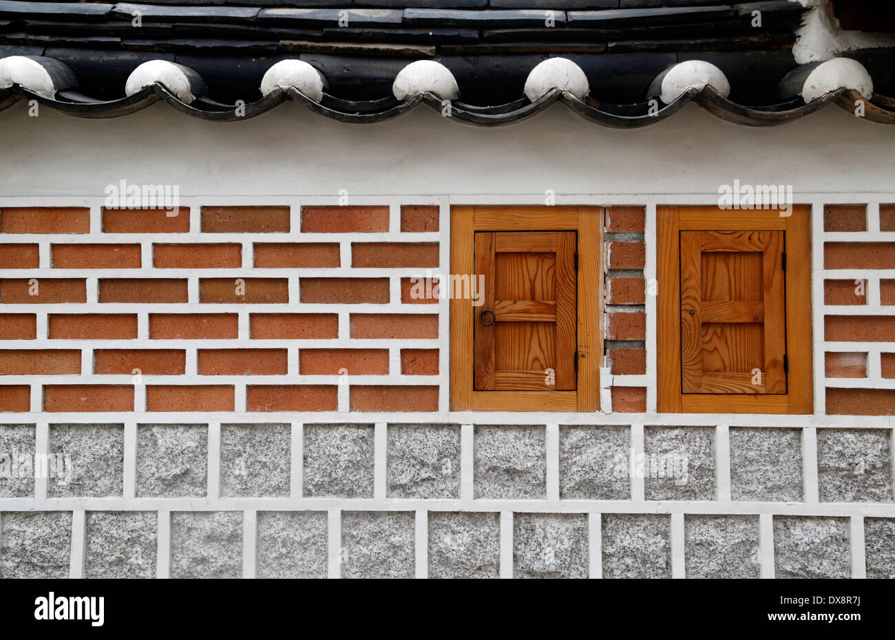 Le mur et la porte à un traditionnel coréen Hanok à Séoul, Corée du Sud Banque D'Images