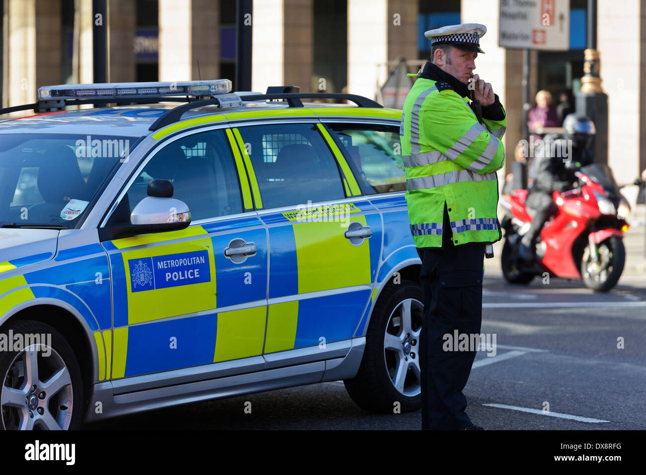 Métropole moderne Voiture de police de la circulation routière les barricades pour arrêter le trafic par le biais d'un agent par permanent côté il, Londres. Banque D'Images