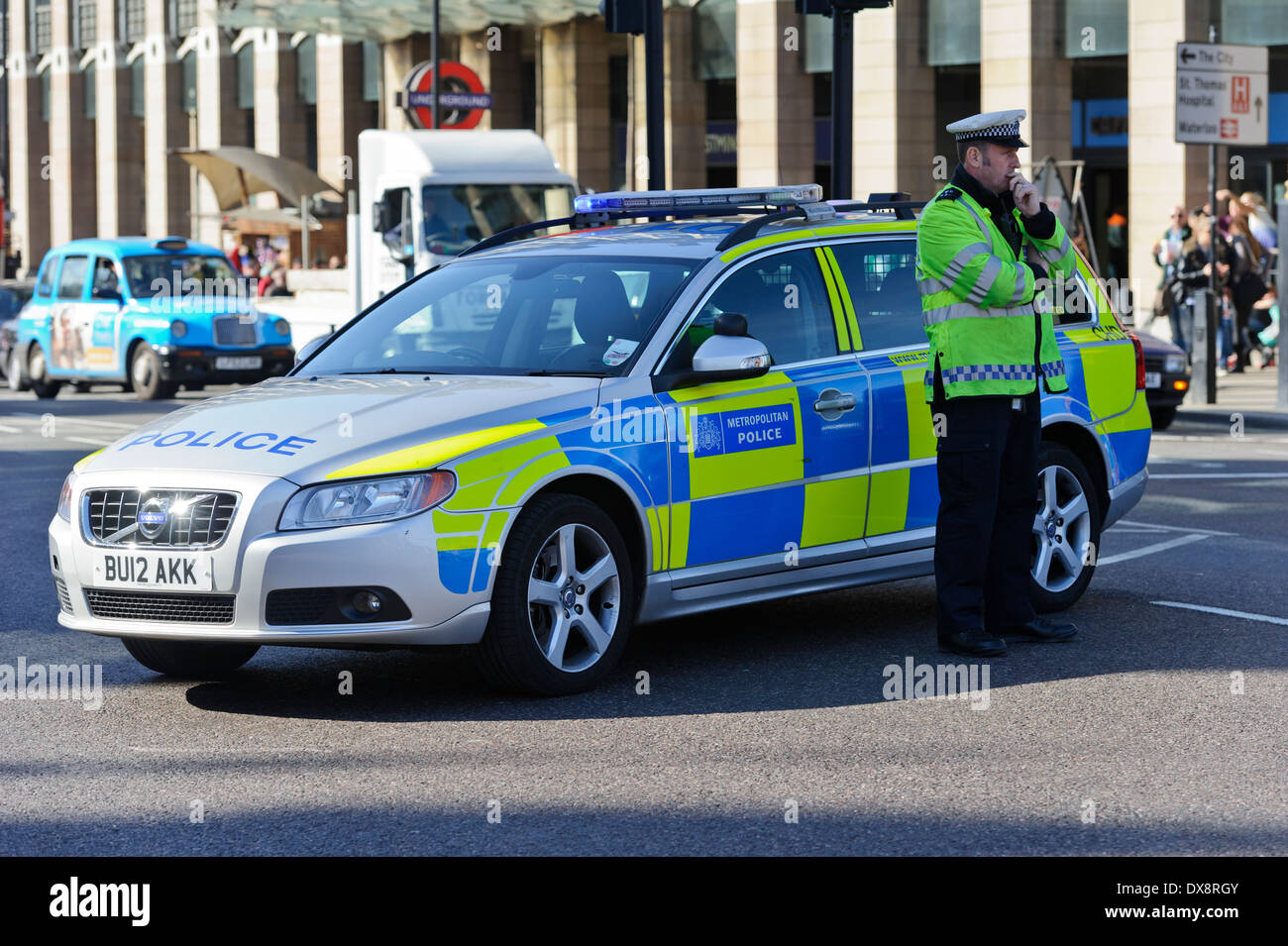 Métropole moderne Voiture de police de la circulation routière les barricades pour arrêter le trafic par le biais d'un agent par permanent côté il, Londres. Banque D'Images