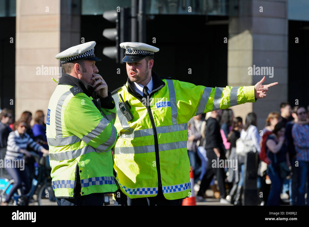 Deux agents de police de la circulation métropolitaine uniforme parle d'une situation, Londres, Angleterre, Royaume-Uni. Banque D'Images