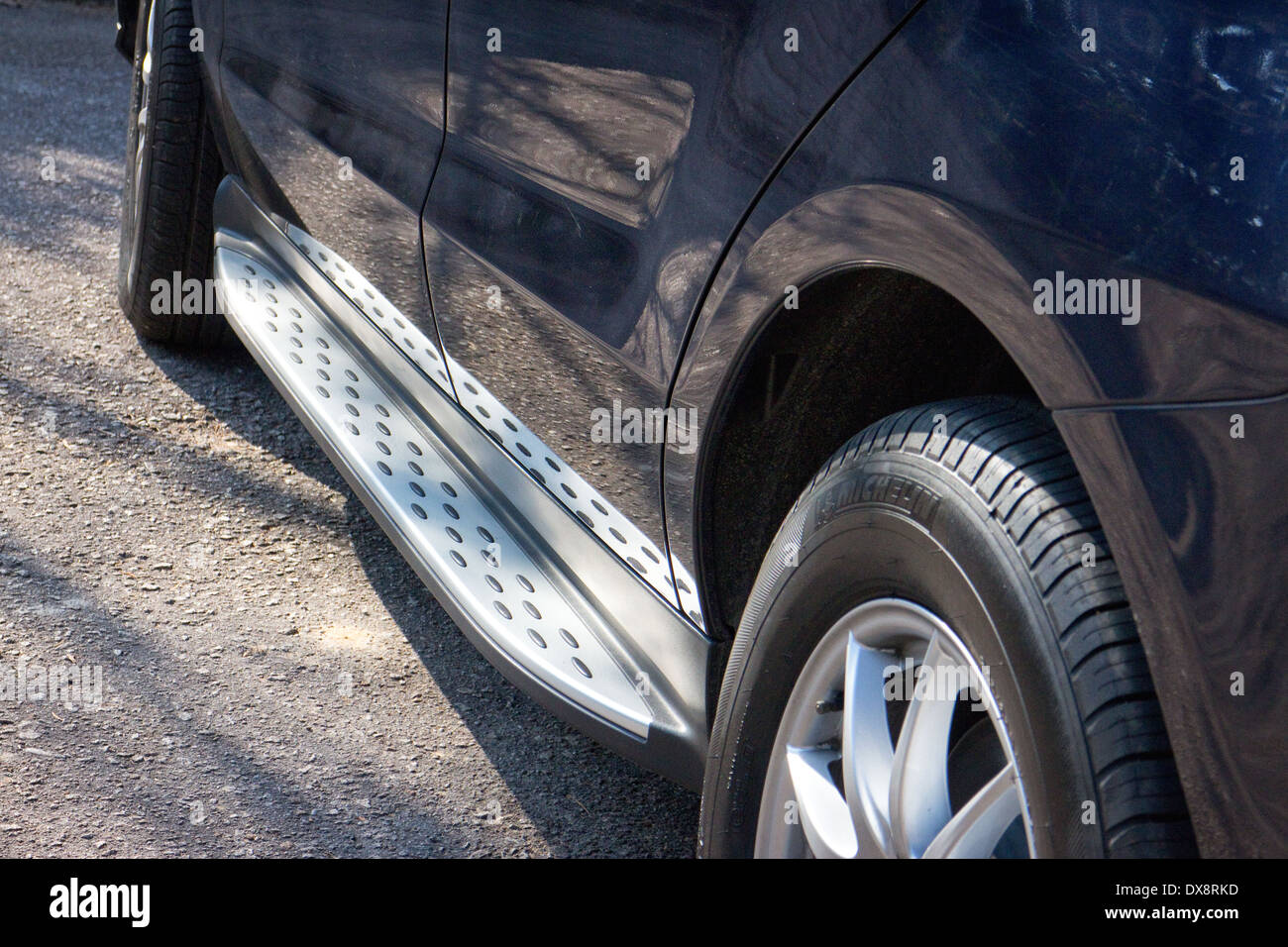 Mercedes-Benz ML-class Voiture SUV BlueTec pied étape Banque D'Images