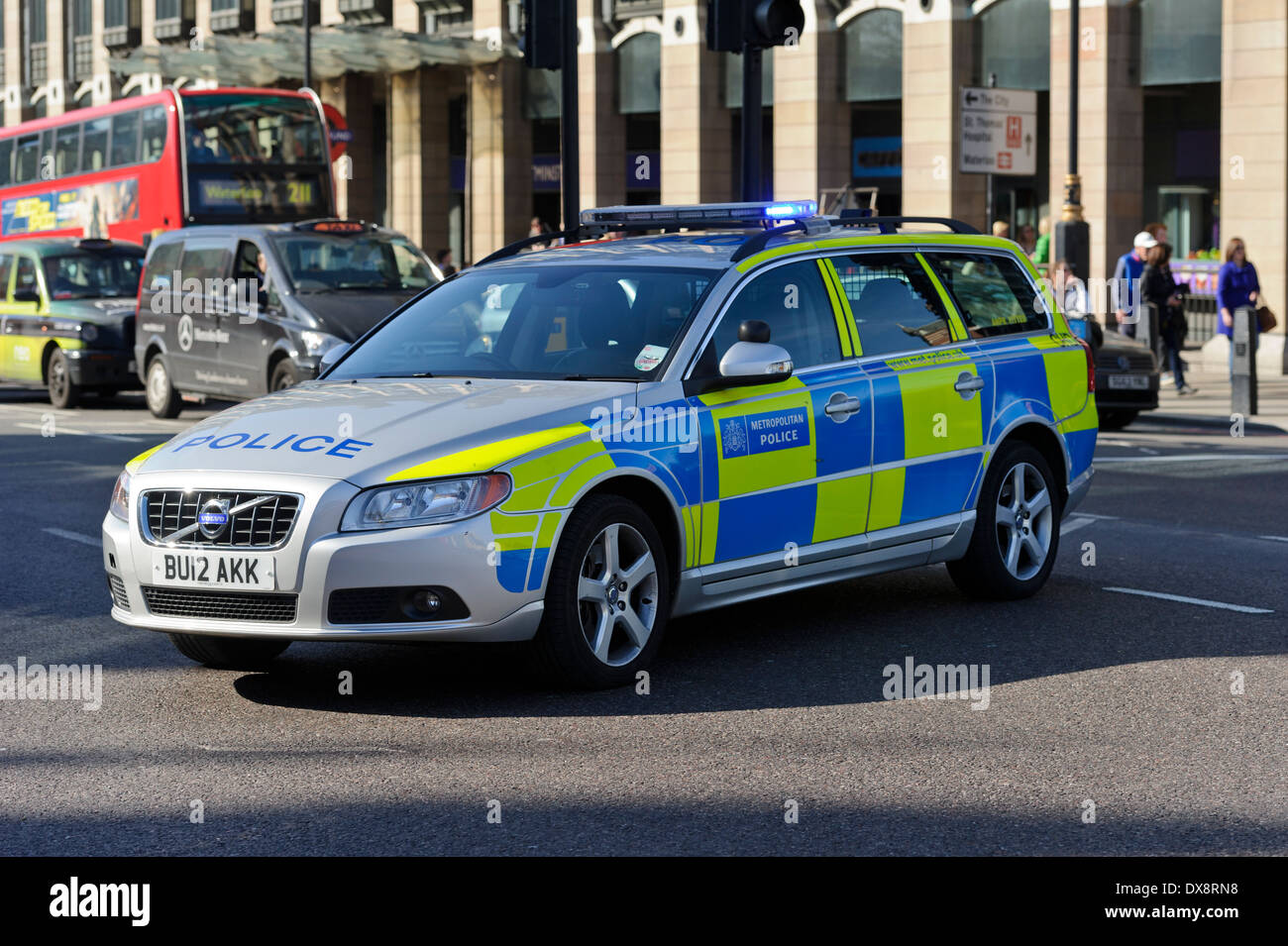 Métropole moderne Voiture de police de la circulation routière les barricades d'arrêter le trafic à travers, Londres, Angleterre, Royaume-Uni. Banque D'Images