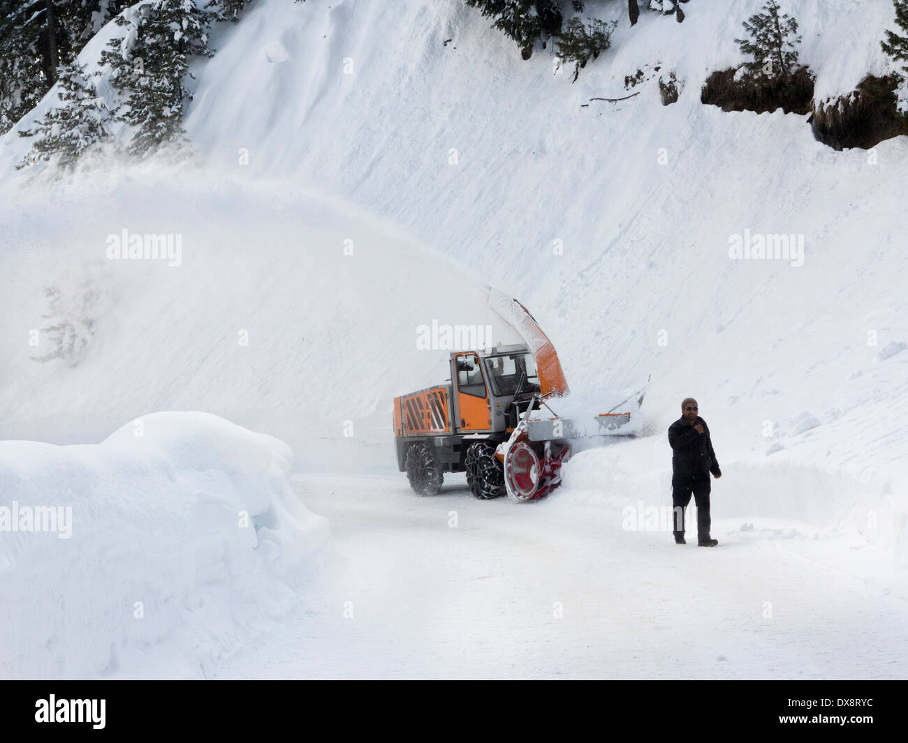 L'Inde, au Cachemire, Gulmarg, station de ski de l'Himalaya, la souffleuse à neige Bucher route de compensation à Tangmarg Banque D'Images