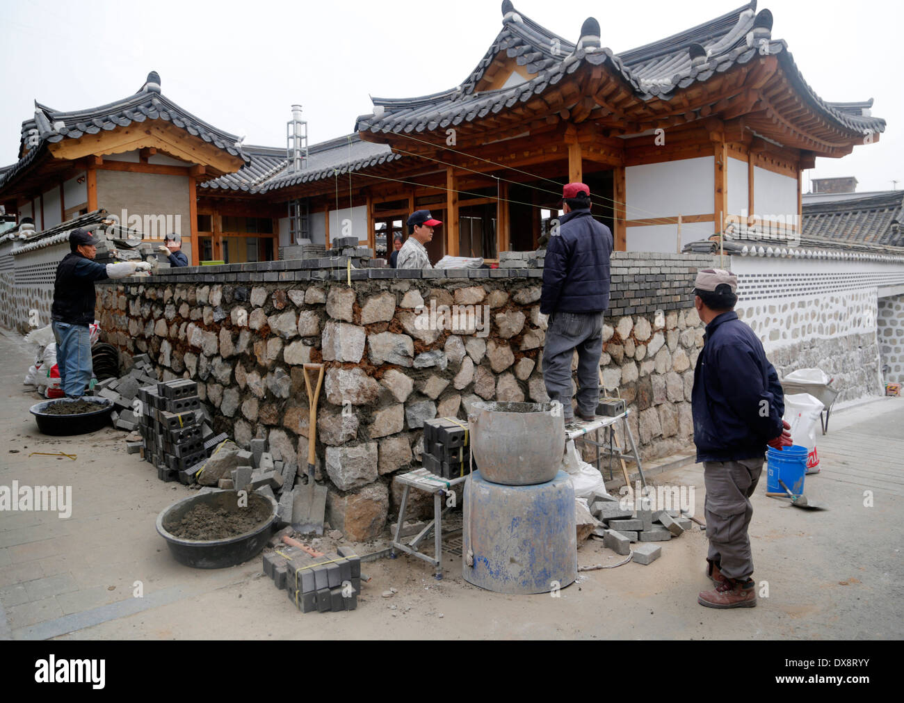 Travail des travailleurs pour la construction d'une maison dans un village Hanok traditionnel coréen à Séoul, Corée du Sud Banque D'Images