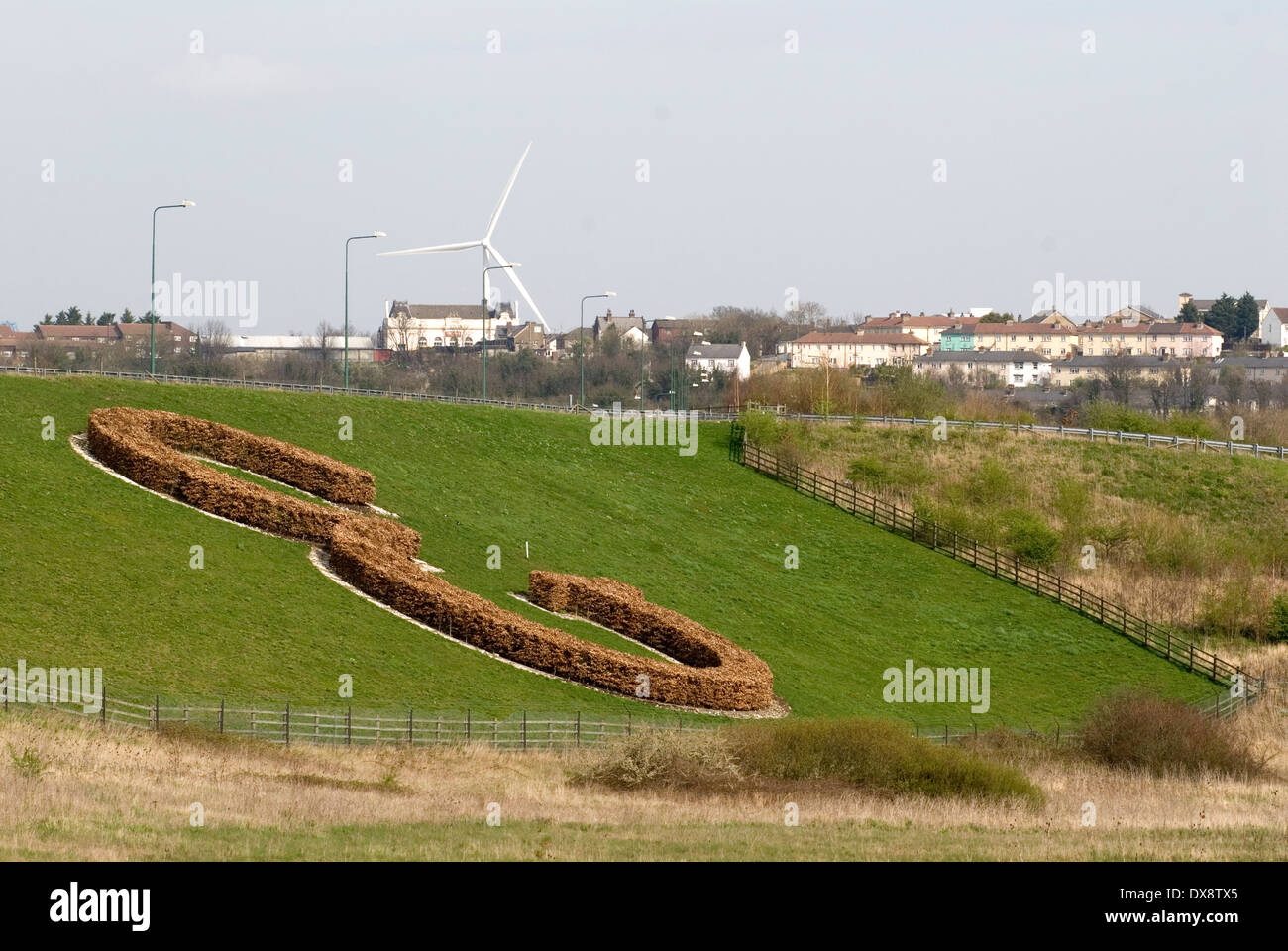 Ebbsfleet Valley Kent Royaume-Uni. La lettre « E » est le symbole de la ville jardin d'Ebbsfleet. Vue sur Northfleet. 2014 2010S ROYAUME-UNI HOMER SYKES Banque D'Images