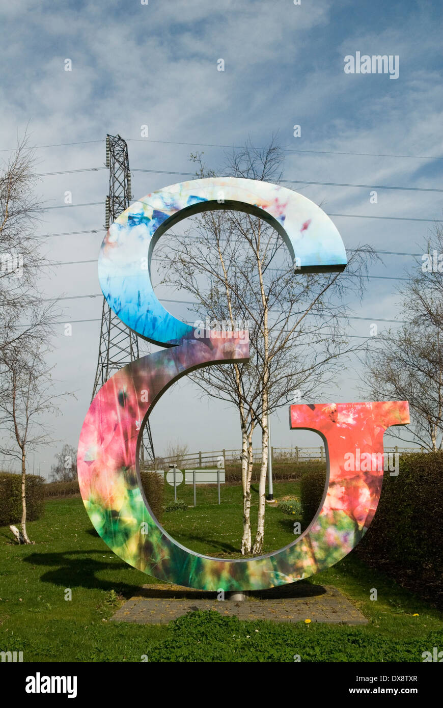 Ebbsfleet Valley Kent Royaume-Uni. La lettre « E » est le symbole de la ville jardin d'Ebbsfleet. 2014 2010S ROYAUME-UNI HOMER SYKES Banque D'Images
