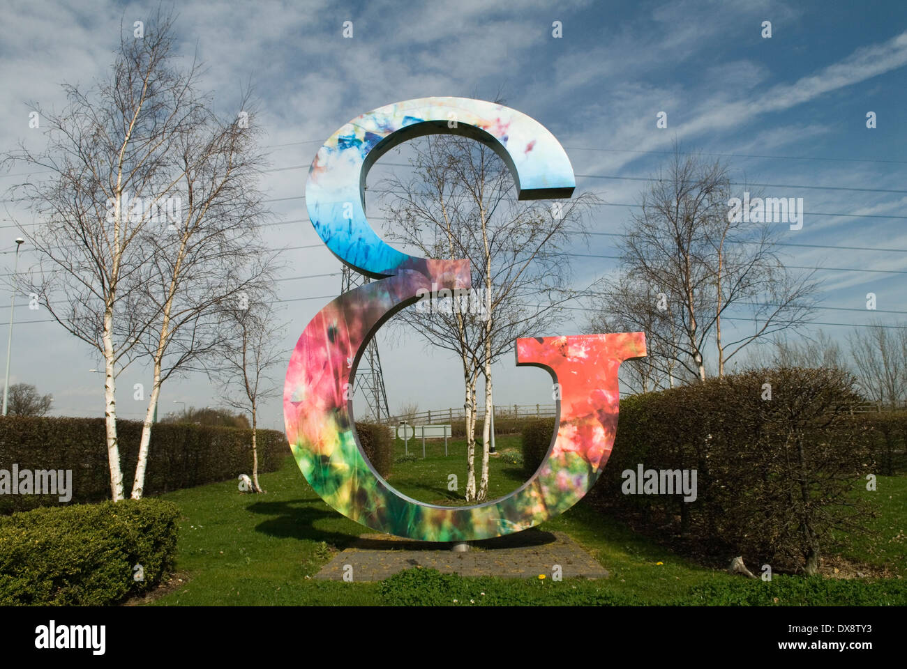Ebbsfleet Valley Kent Royaume-Uni. La lettre « E » est le symbole de la ville jardin d'Ebbsfleet. 2014 2010S ROYAUME-UNI HOMER SYKES Banque D'Images