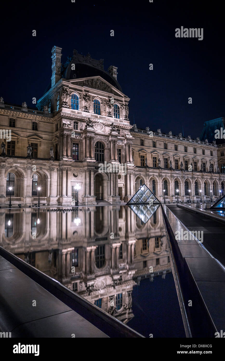 Musée du Louvre nuit à Paris France. Banque D'Images