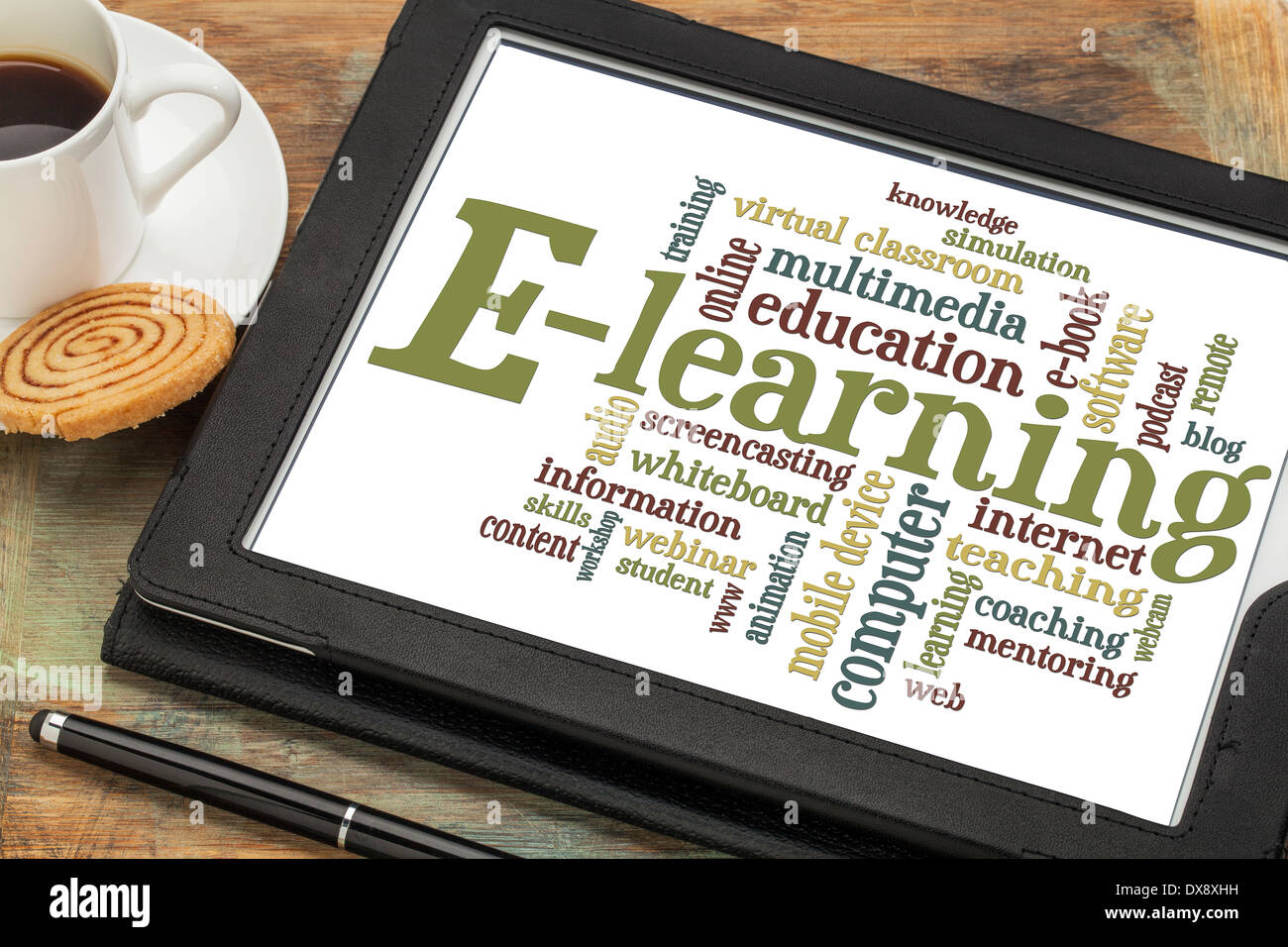 Concept de l'éducation en ligne - e-learning word cloud sur une tablette numérique avec une tasse de café Banque D'Images