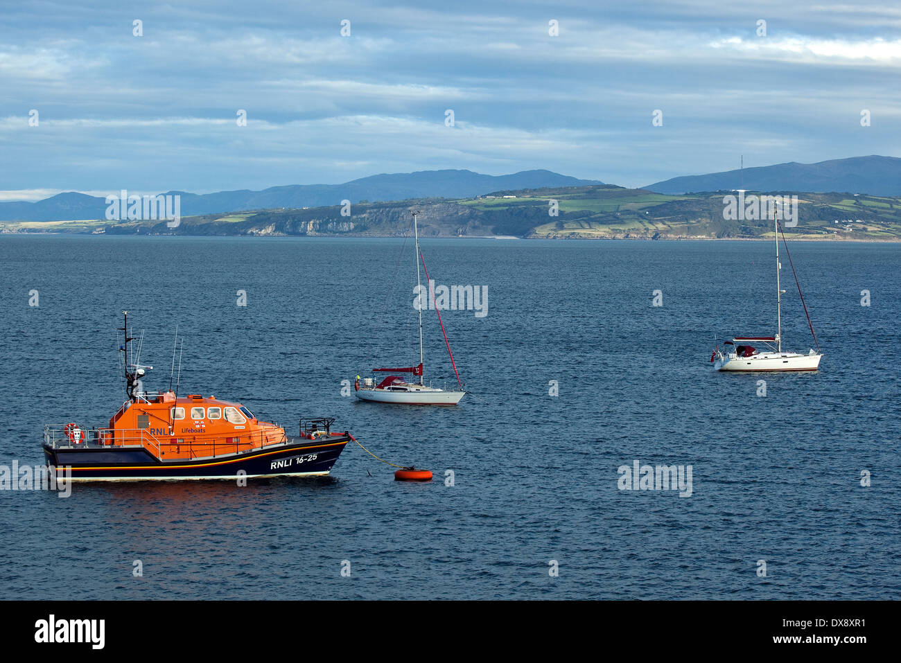 Royal National Lifeboat Institution de sauvetage et sur la mer à partir du sentier côtier à Llangefni sur l'île d'Anglesey, dans le Nord du Pays de Galles, Royaume-Uni Banque D'Images