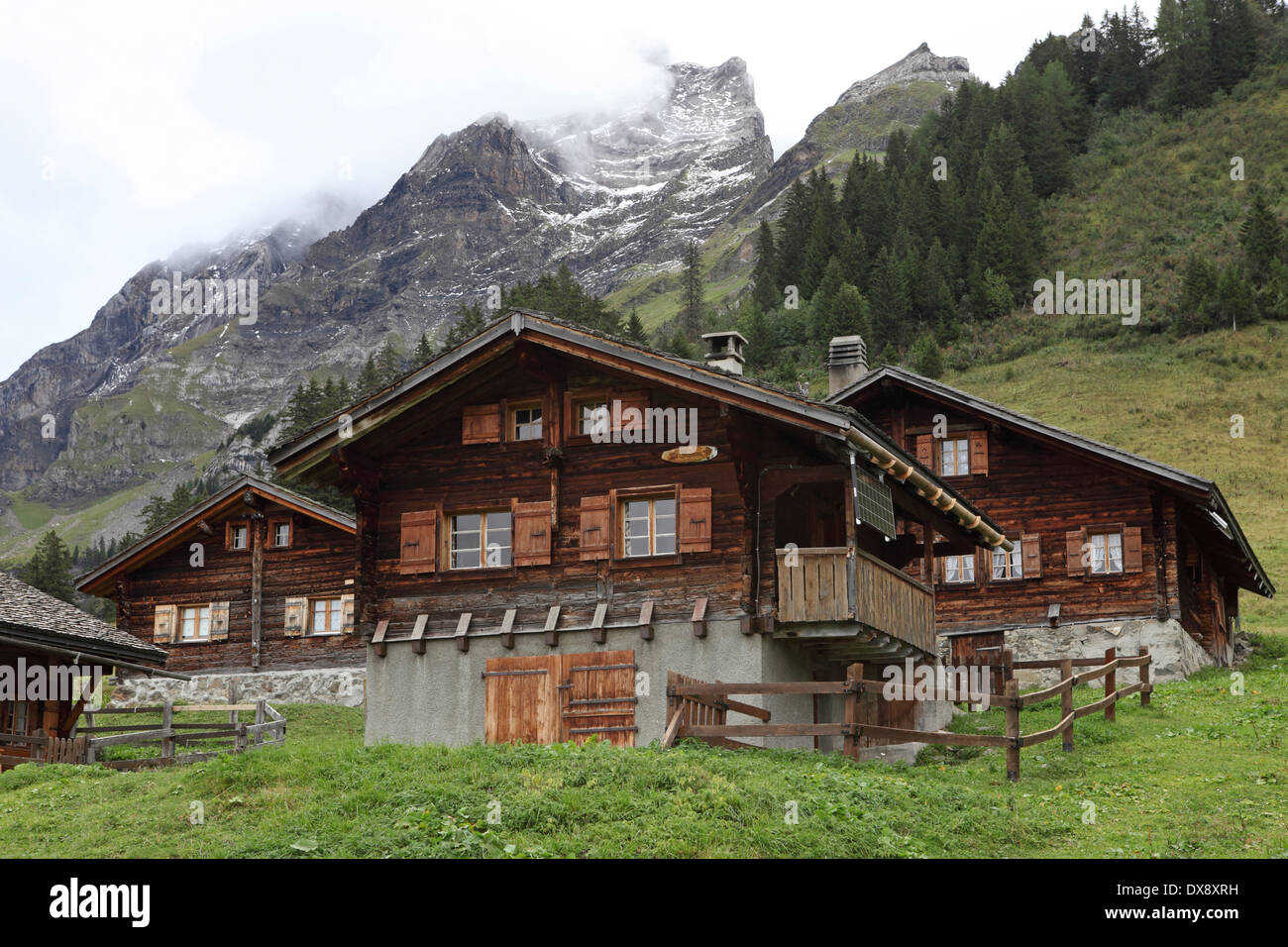 Chalets en bois dans le village de Taveyanne, Suisse. Banque D'Images