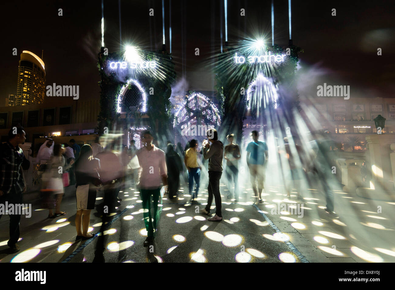 Dubaï, Émirats Arabes Unis 20 mars 2014 ; la lumière et Metropolis Mirage installation sonore de Jean-Charles de Castelbajac lors de la soirée d'ouverture du premier Festival des lumières de Dubaï qui s'est tenue au centre-ville, avec beaucoup de lumière et sur vidéo les œuvres d'art Crédit : Iain Masterton/Alamy Live News Banque D'Images