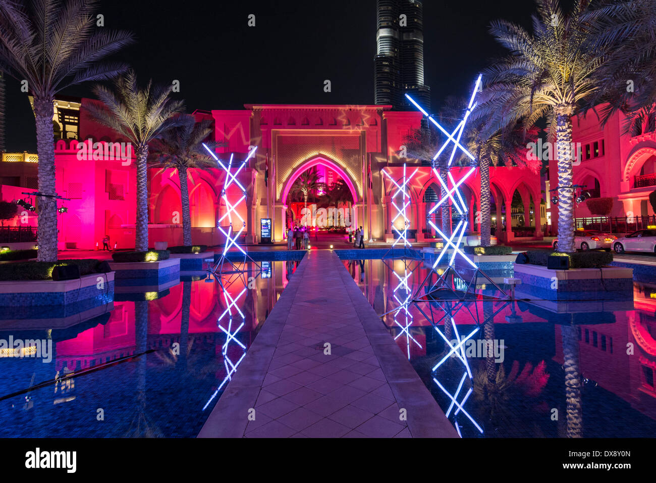 Dubaï, Émirats Arabes Unis 20 mars 2014 ; Mikado sculpture de lumière par Edouard Levine illuminant Souk Al Bahar à soirée d'ouverture du Festival des lumières de Dubaï inaugurale tenue en centre ville avec beaucoup de lumière et sur vidéo les œuvres d'art Crédit : Iain Masterton/Alamy Live News Banque D'Images