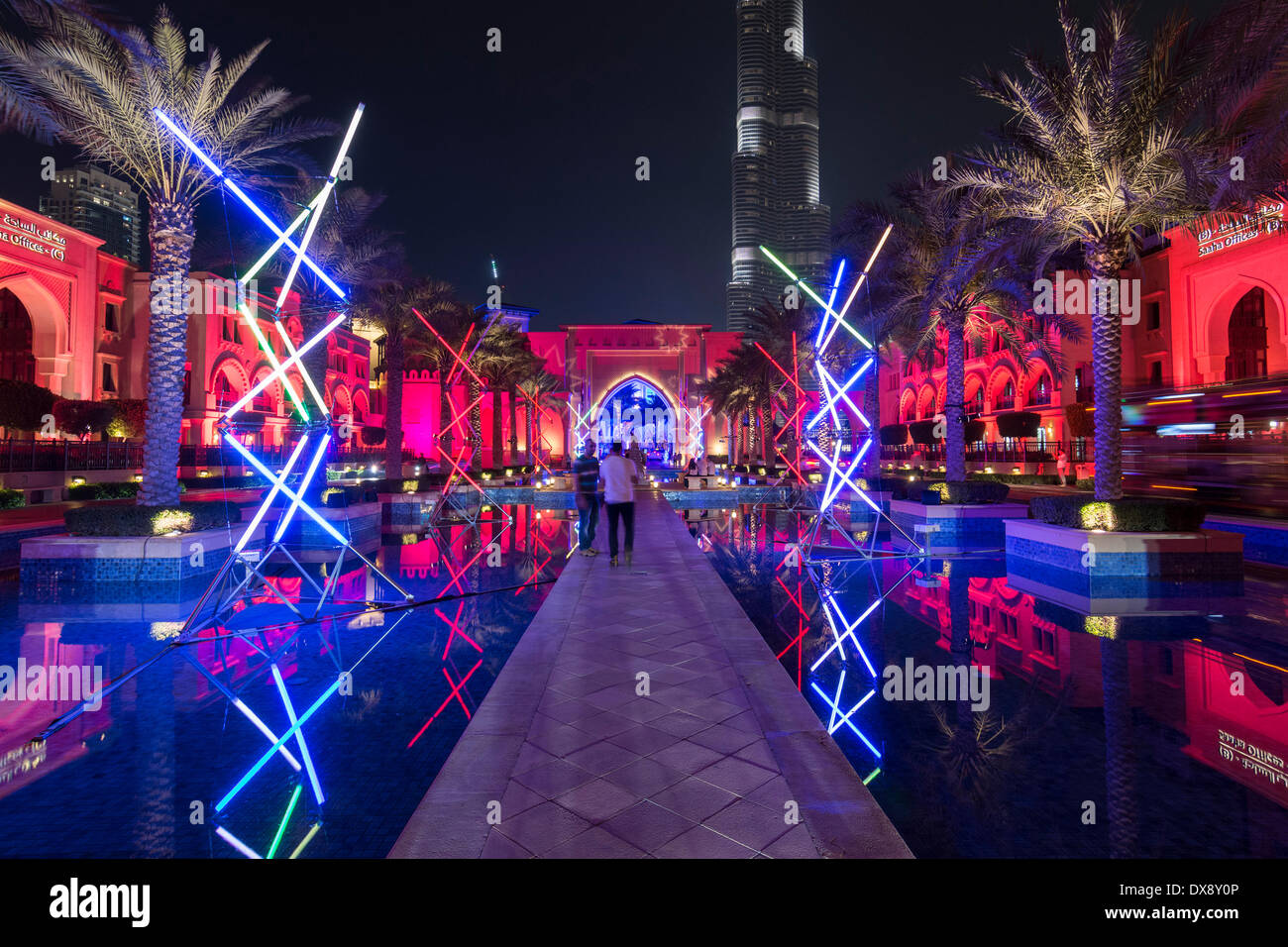 Dubaï, Émirats Arabes Unis 20 mars 2014 ; Mikado sculpture de lumière par Edouard Levine illuminant Souk Al Bahar à soirée d'ouverture du Festival des lumières de Dubaï inaugurale tenue en centre ville avec beaucoup de lumière et sur vidéo les œuvres d'art Crédit : Iain Masterton/Alamy Live News Banque D'Images