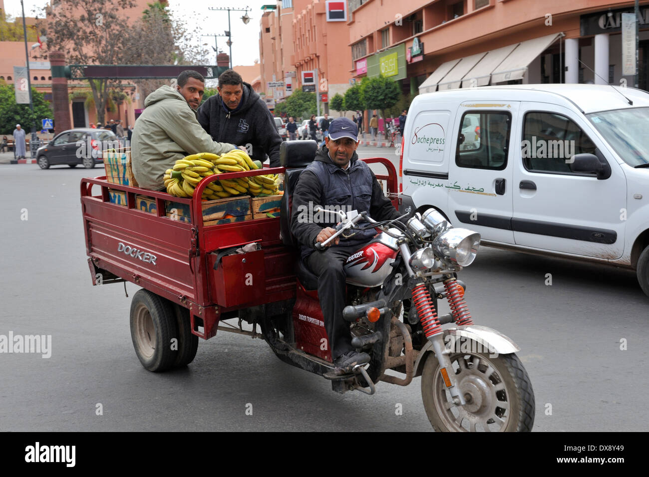Motocyclette à trois roues chariot utilisé pour la livraison de marchandises dans la ville de Marrakech. Banque D'Images