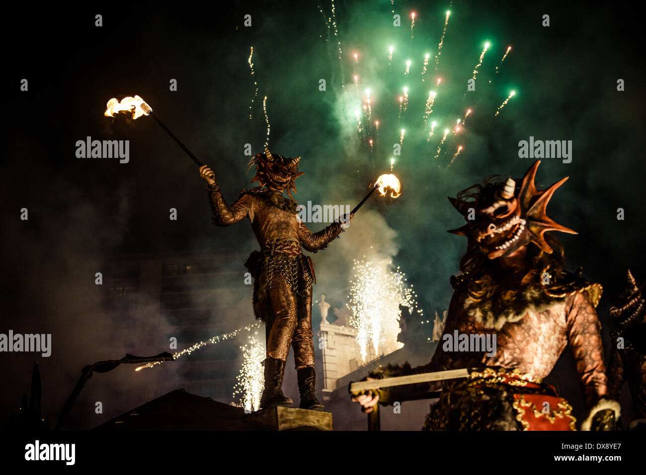 Valence, Espagne. 19 mars 2014 : Feu coureurs participent à un défilé pendant le 2014's Fallas Festival à Valence : Crédit matthi/Alamy Live News Banque D'Images