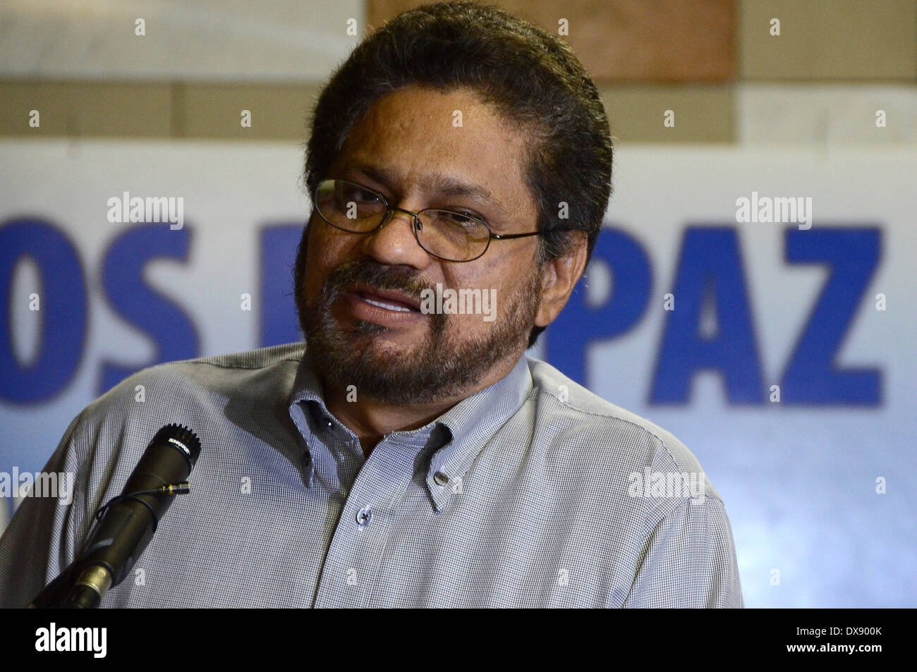 La Havane, Cuba. Mar 20, 2014. Luciano Marin Arango, aussi connu sous le nom de "Ivan Marquez', chef de la délégation des Forces armées révolutionnaires de Colombie (FARC, pour son sigle en espagnol) participe à une conférence de presse au cours d'un nouveau cycle de pourparlers de paix avec le gouvernement colombien, au Palais des Conventions de La Havane, Cuba, le 20 mars 2014. © Joaquin Hernandez/Xinhua/Alamy Live News Banque D'Images