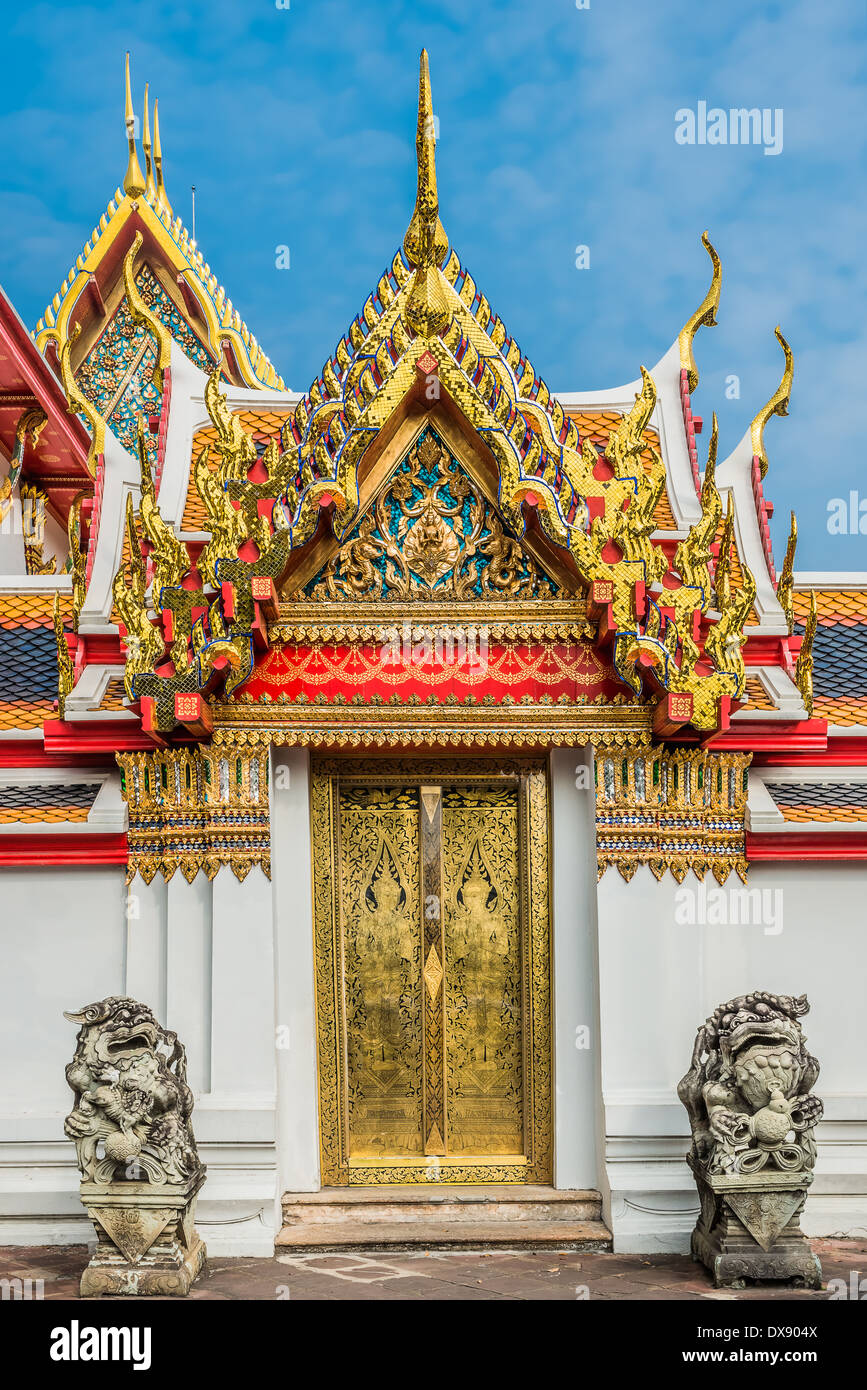 Porte d'or et de statues de dragon au temple de Wat Pho à Bangkok en Thaïlande Banque D'Images