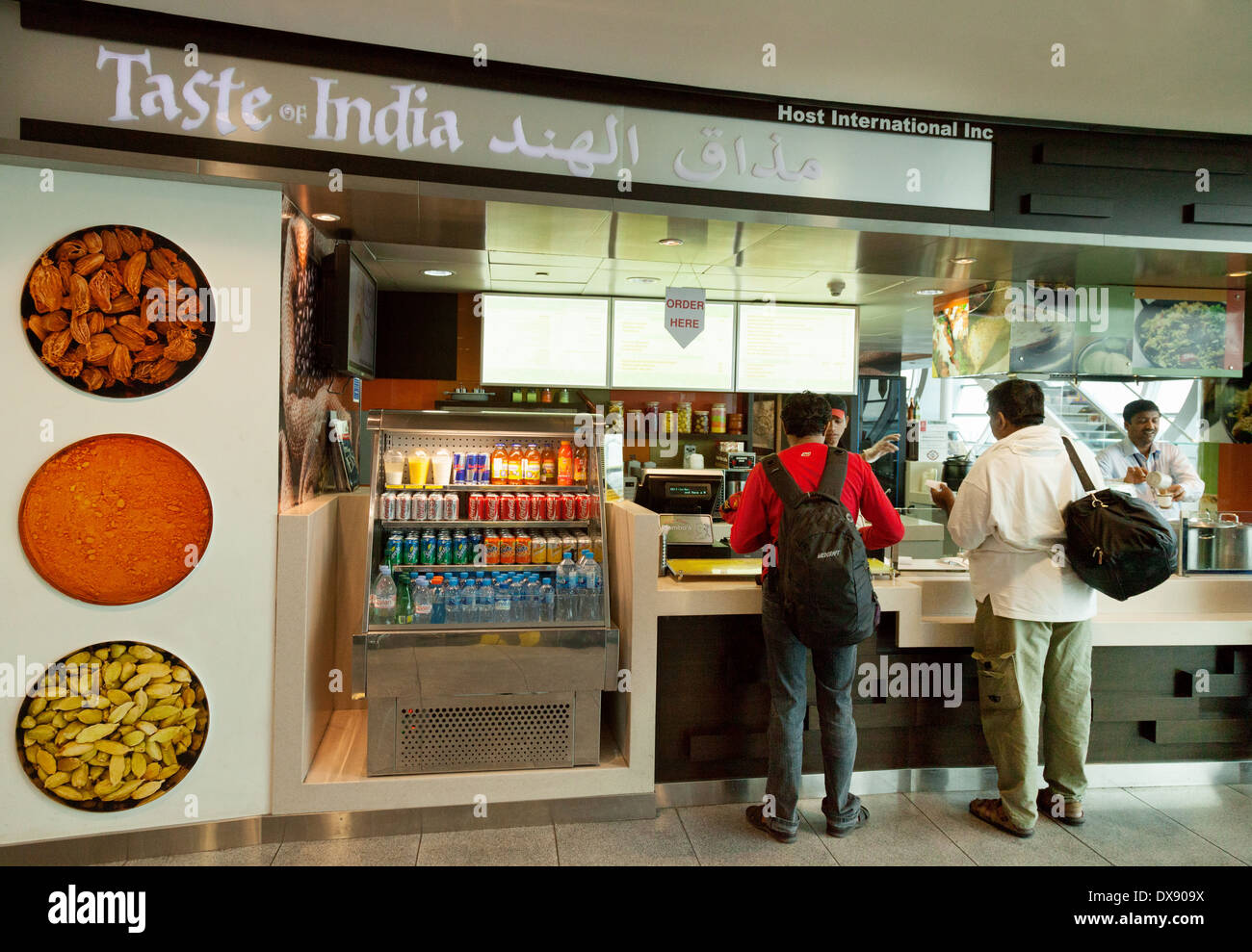 Café Restaurant saveurs de l'Inde, l'aéroport de Dubaï, terminal, ÉMIRATS ARABES UNIS, cadre voulu Arabes Unis, Moyen Orient Banque D'Images