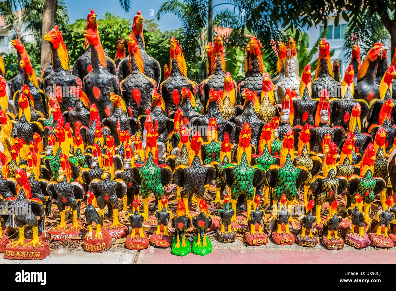 Statues coq offrandes à Wat Yai Chai Mongkhon Ayutthaya Bangkok Thaïlande Banque D'Images