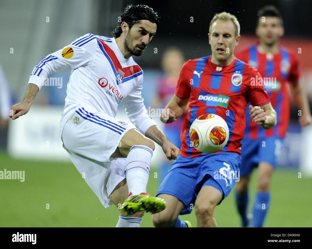 Prague, République tchèque. Mar 20, 2014. Milan Bisevac (gauche, Lyon) et Daniel Kolar (Plzen) observés au cours d'Europa League FC Viktoria Plzen vs Olympique Lyon à Prague, République tchèque, le 20 mars 2014. Credit : Michal Kamaryt/CTK Photo/Alamy Live News Banque D'Images