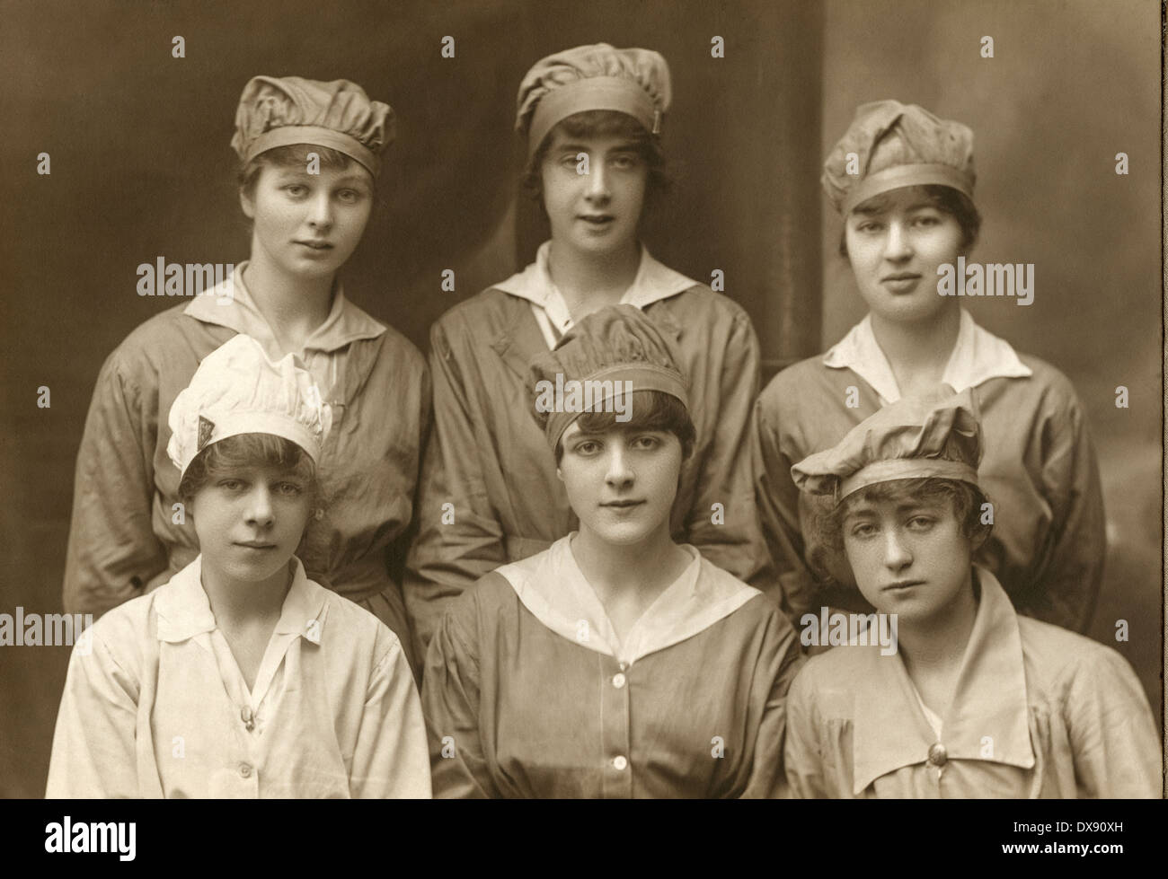 Six jeunes femmes travaillant pour le grand effort de guerre en 1918. Les jeunes femmes travaillant dans une usine de guerre en Irlande du Nord Banque D'Images