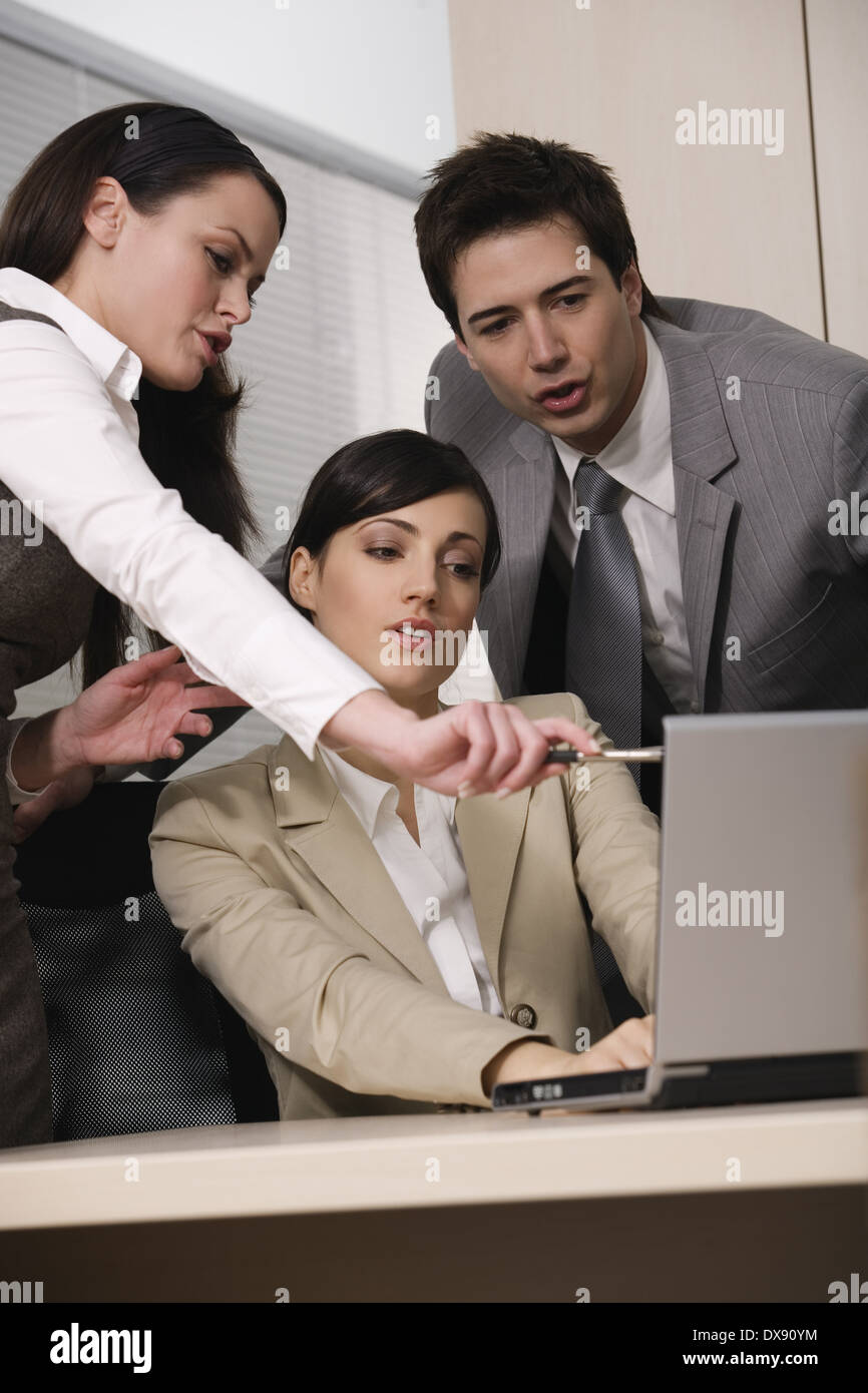 Trois business people in office Banque D'Images