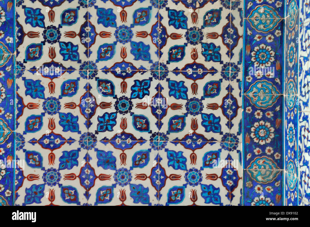 Tuile d'Iznik dans l'intérieur de l'Rüstem Paşa Camii, Istanbul, Turquie 130910 30978_ Banque D'Images