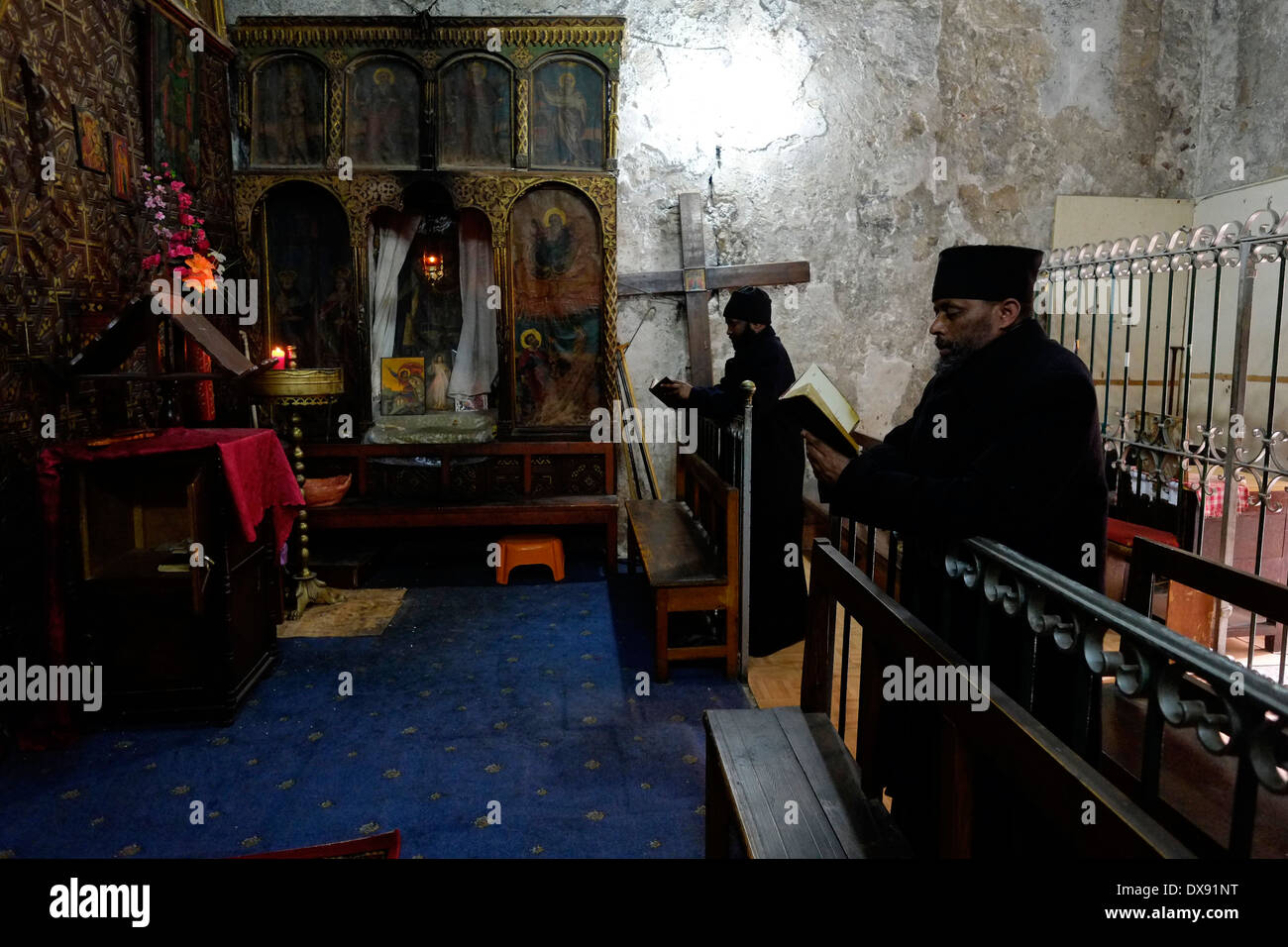 Les chrétiens orthodoxes éthiopiens prient à l'intérieur de la chapelle copte de Saint-Michel l'Archange dans la partie inférieure du monastère éthiopien Deir El-Sultan qui est situé sur le toit de l'église du Saint-Sépulcre dans la vieille ville de Jérusalem-est d'Israël Banque D'Images