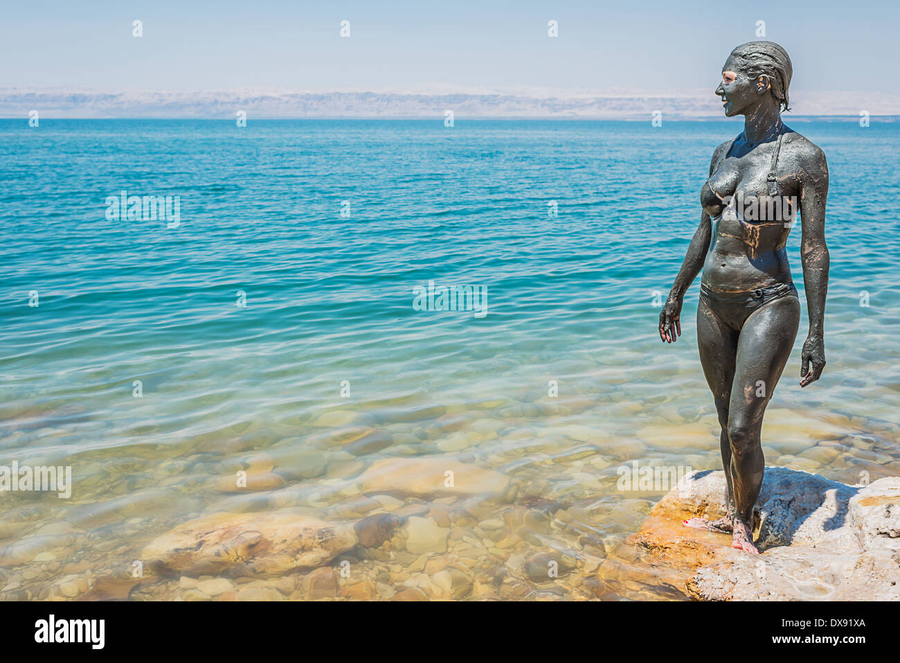 Une femme avec de la boue de la Mer Morte, soins du corps traitement en Jordanie Banque D'Images
