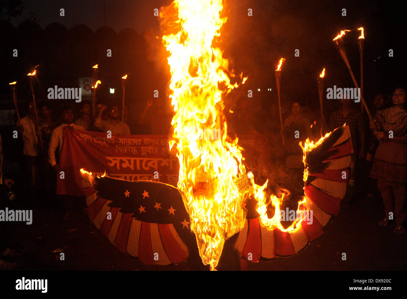 Dhaka, Bangladesh - 20 mars 2014 : groupe d'étudiants de gauche, Bangladesh, Fédération Satra rallié à Shahbag à Dhaka, pour protester contre l'impérialisme d'Amérique en Asie Pacifique. Ils ont brûlé un aigle et une effigie de missiles. Le président américain Bill Clinton est venu à Dhaka en 2000 et il a signé de nombreux traités entre les États-Unis et le Bangladesh. La protestation a soulevé l'attention de la police locale, puisqu'il coïncidait avec la journée de lutte contre l'impérialisme américain. Credit : PACIFIC PRESS/Alamy Live News Banque D'Images