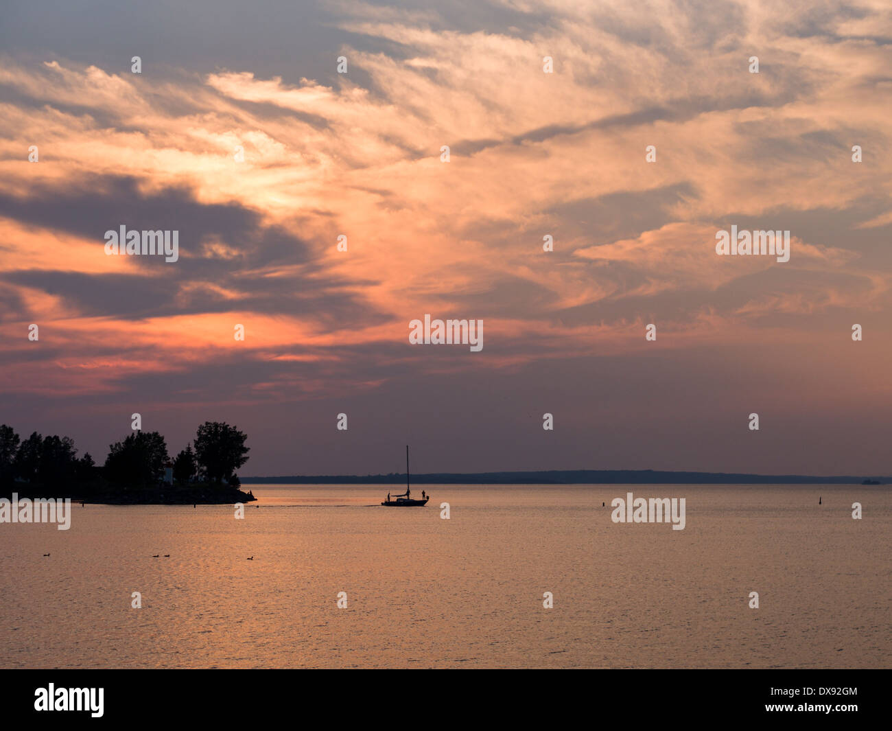 Pour une croisière au coucher du soleil. Un voilier établit sur la rivière des Outaouais pour une soirée d'été de croisière. Banque D'Images