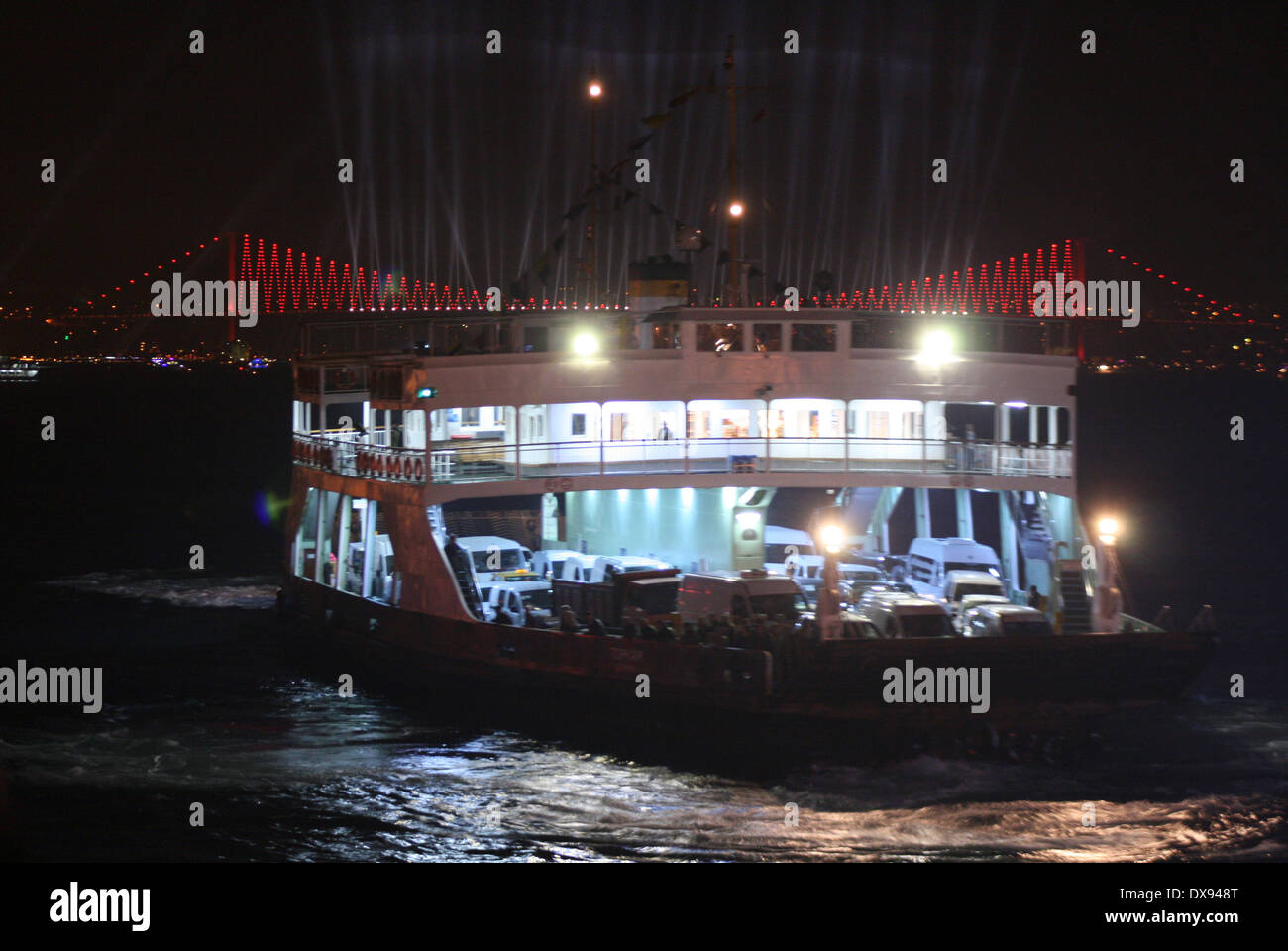 Spectacle de lumière et de ferry de Bosphore à la Journée de la République d'Istanbul,Turquie Banque D'Images