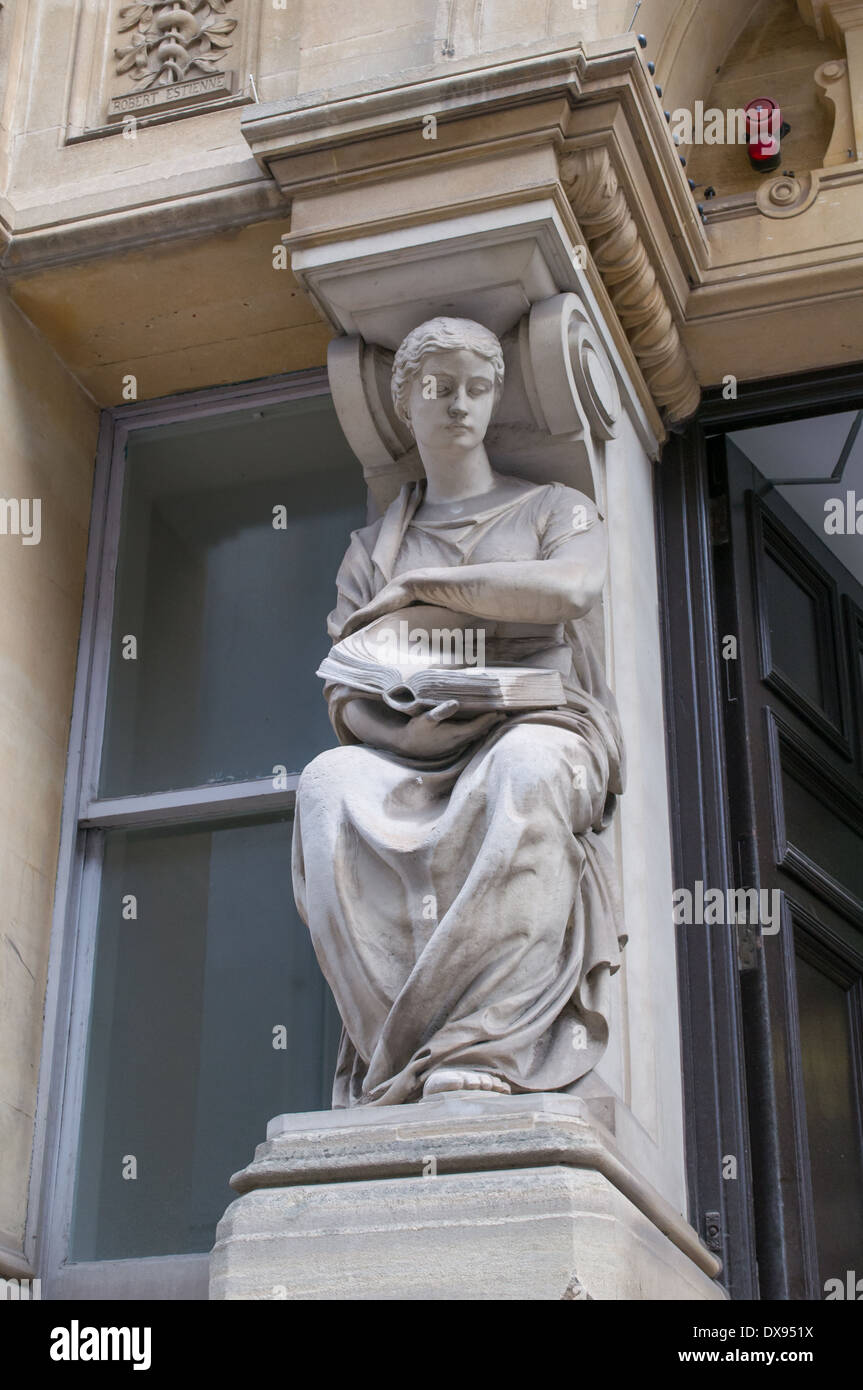 Le néo classique statue d'un homme, la lecture de côté la porte de l'ancienne bibliothèque de Cardiff. Banque D'Images