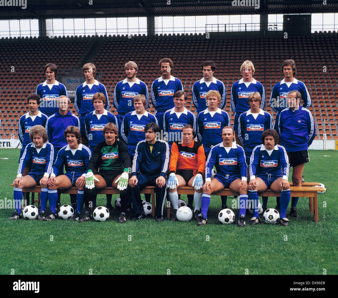 Football, Bundesliga, 1979-1980, l'équipe de Bochum, l'équipe de présentation, plan, derrière f.l.t.r. Walter Oswald, Heinz, Knuewe Lothar Woelk, Heinz-Werner Eggeling, Luka Bonacic, Franz-Josef Tenhagen, Hans-Juergen Koeper f.l.t.r. au milieu, Klaus Franke, guardian er Banque D'Images