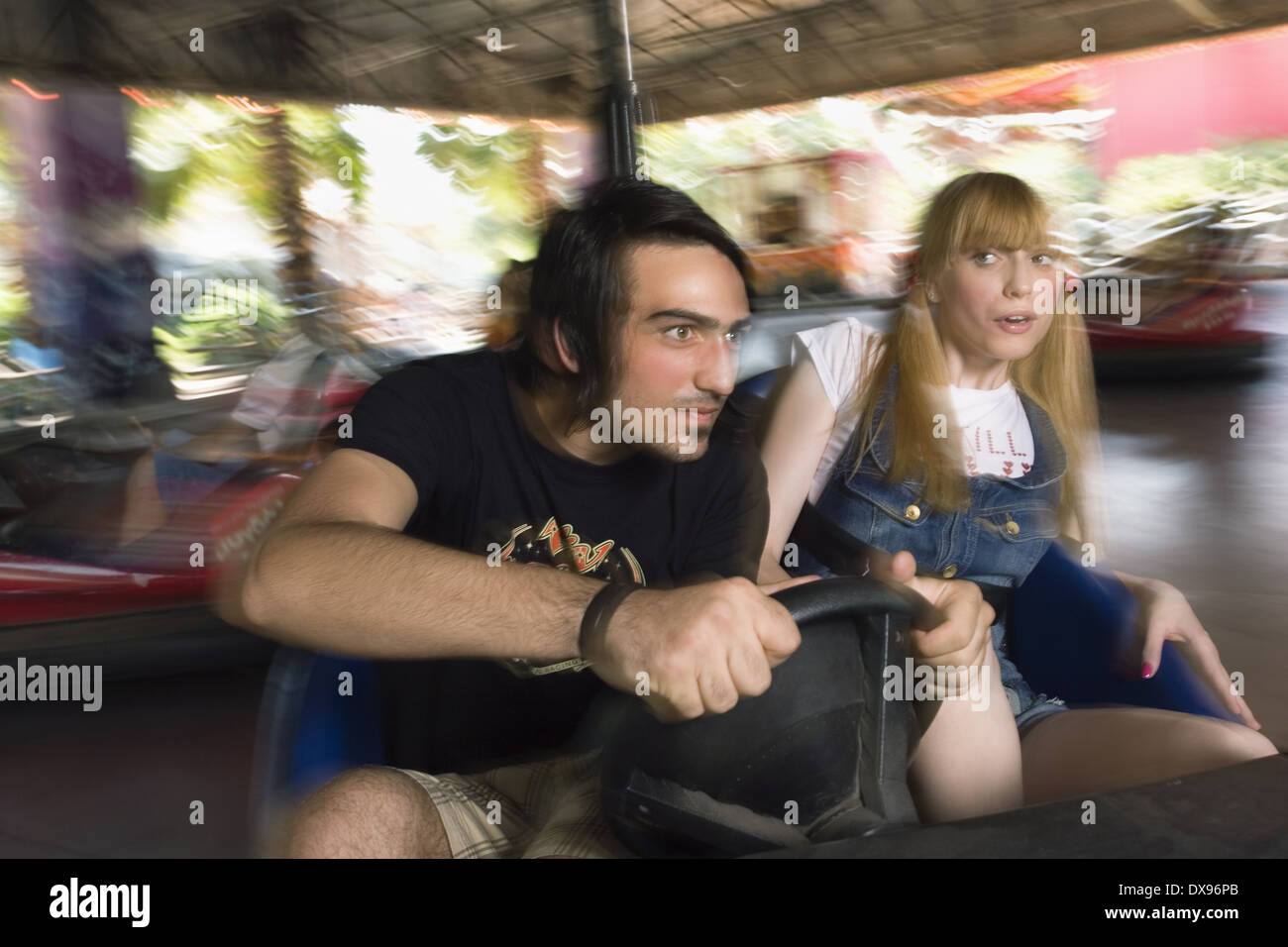 Couple en auto tamponneuse dans amusement park Banque D'Images