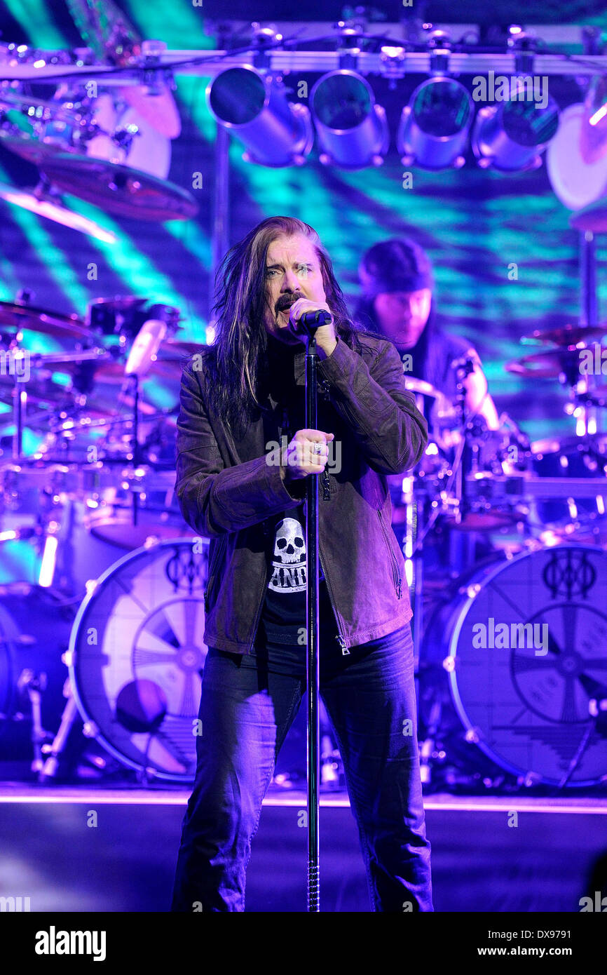 Toronto, Canada. Le 20 mars 2014. American rock metal progressif Dream Theater exécute au Massey Hall de Toronto. En photo, le chanteur James LaBrie. Credit : EXImages/Alamy Live News Banque D'Images