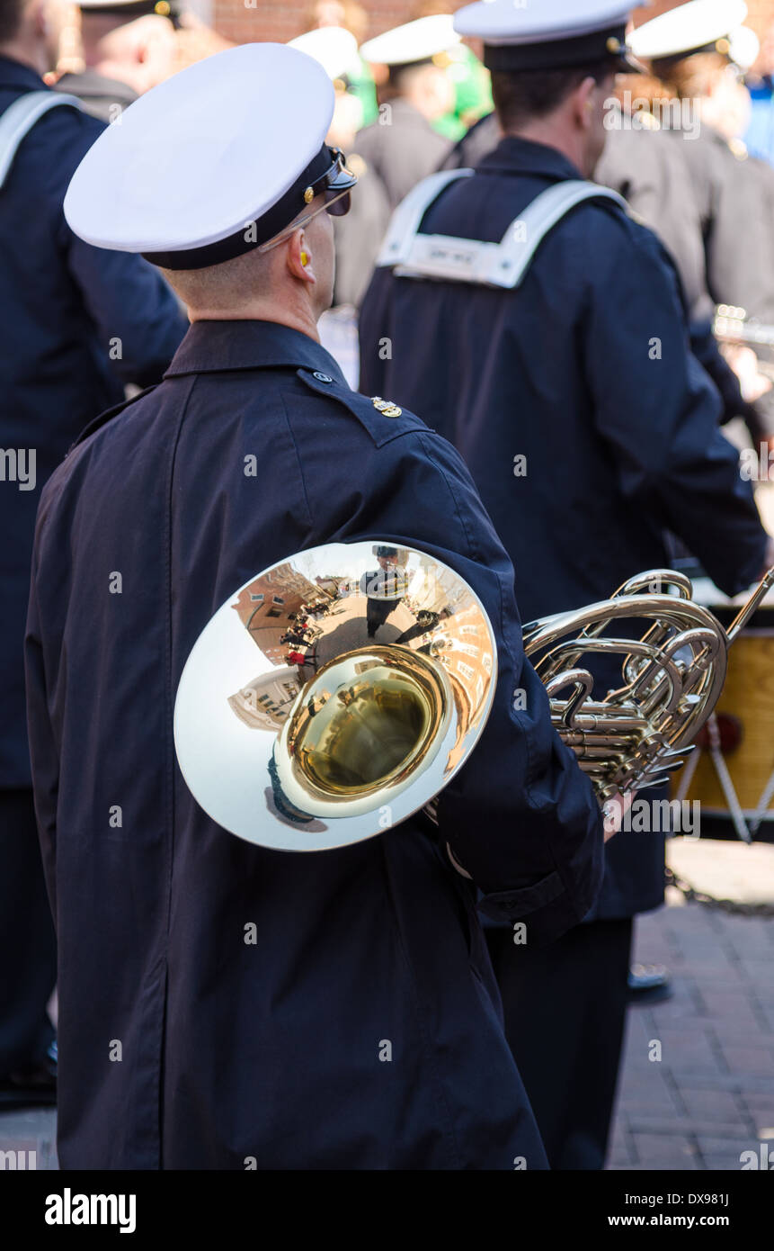 Réflexions dans un instrument de cuivre pendant une musique militaire parade sur St Patrick's Day à Annapolis, MD. Banque D'Images