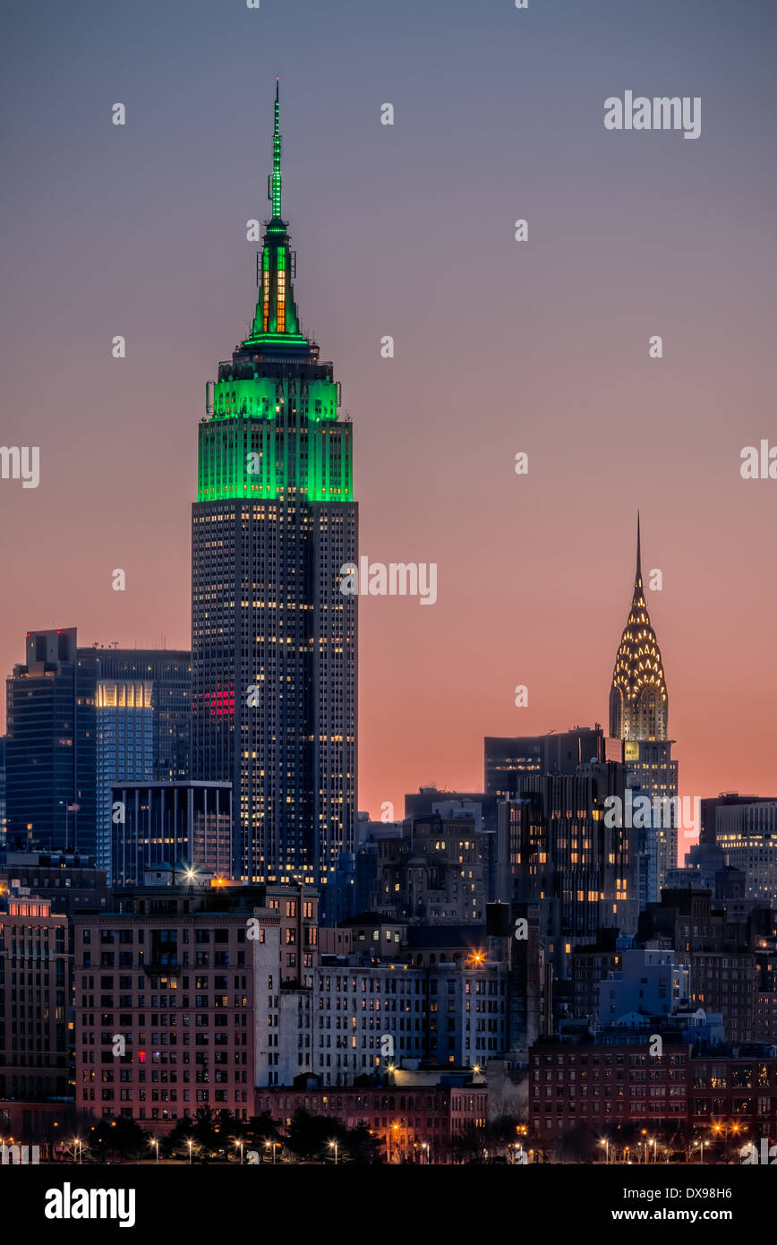 L'Empire State Building illuminé en vert pour la St Patrick's Day à New York City Banque D'Images