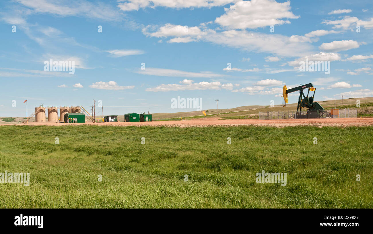 Le Dakota du Nord, le bassin de Williston, l'huile de schiste Région Formation Bakken, le torchage de gaz, puits de pétrole pumpjack Banque D'Images