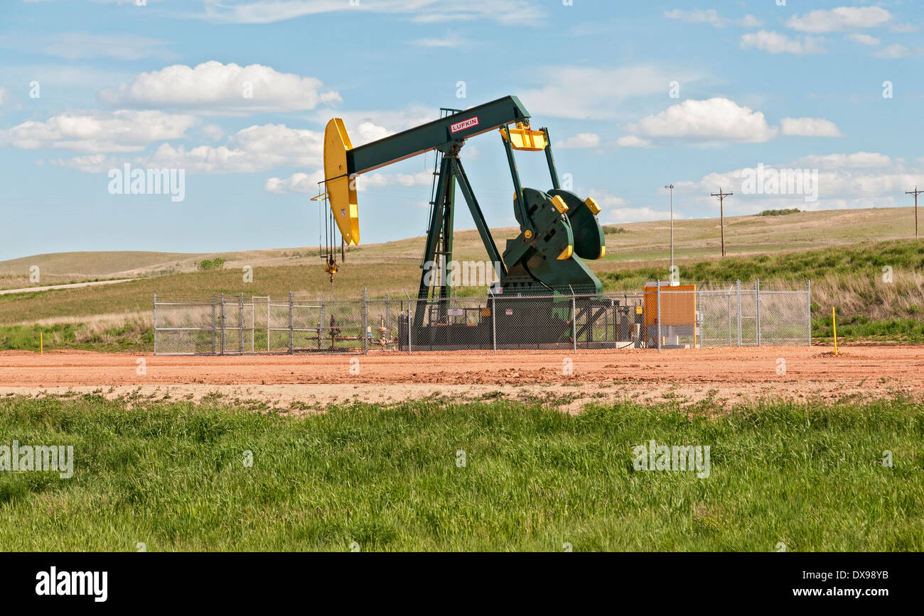 Le Dakota du Nord, le bassin de Williston, l'huile de schiste Région Formation Bakken, puits de pétrole pumpjack Banque D'Images