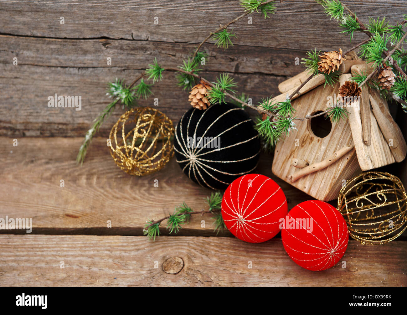Vintage décoration de Noël sur fond de bois rustique. rouge et noire style chine et boules de Noël Banque D'Images
