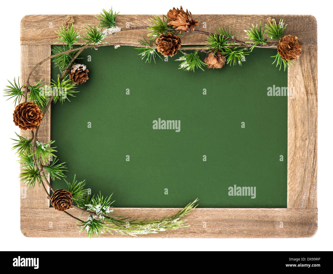 Tableau noir avec cadre en bois et décoration de Noël isolé sur fond blanc. Mobilier tableau sur place pour votre texte Banque D'Images
