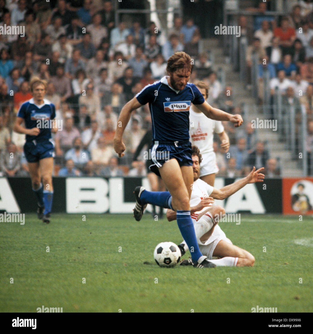 Football, Bundesliga, 1979-1980, stade de la Ruhr, Bochum contre FC Bayern Munich 0:1, scène du match, Lothar Woelk (VfL) et Paul Breitner (FCB) échoué Banque D'Images