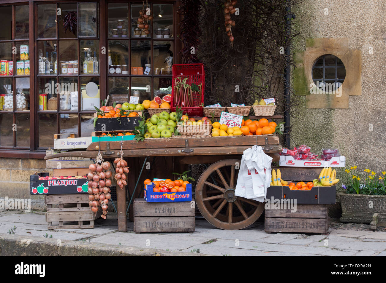 Chariot de fruits à l'extérieur de la boutique Deli, Broadway, Cotswolds, Worcestershire, Angleterre Banque D'Images