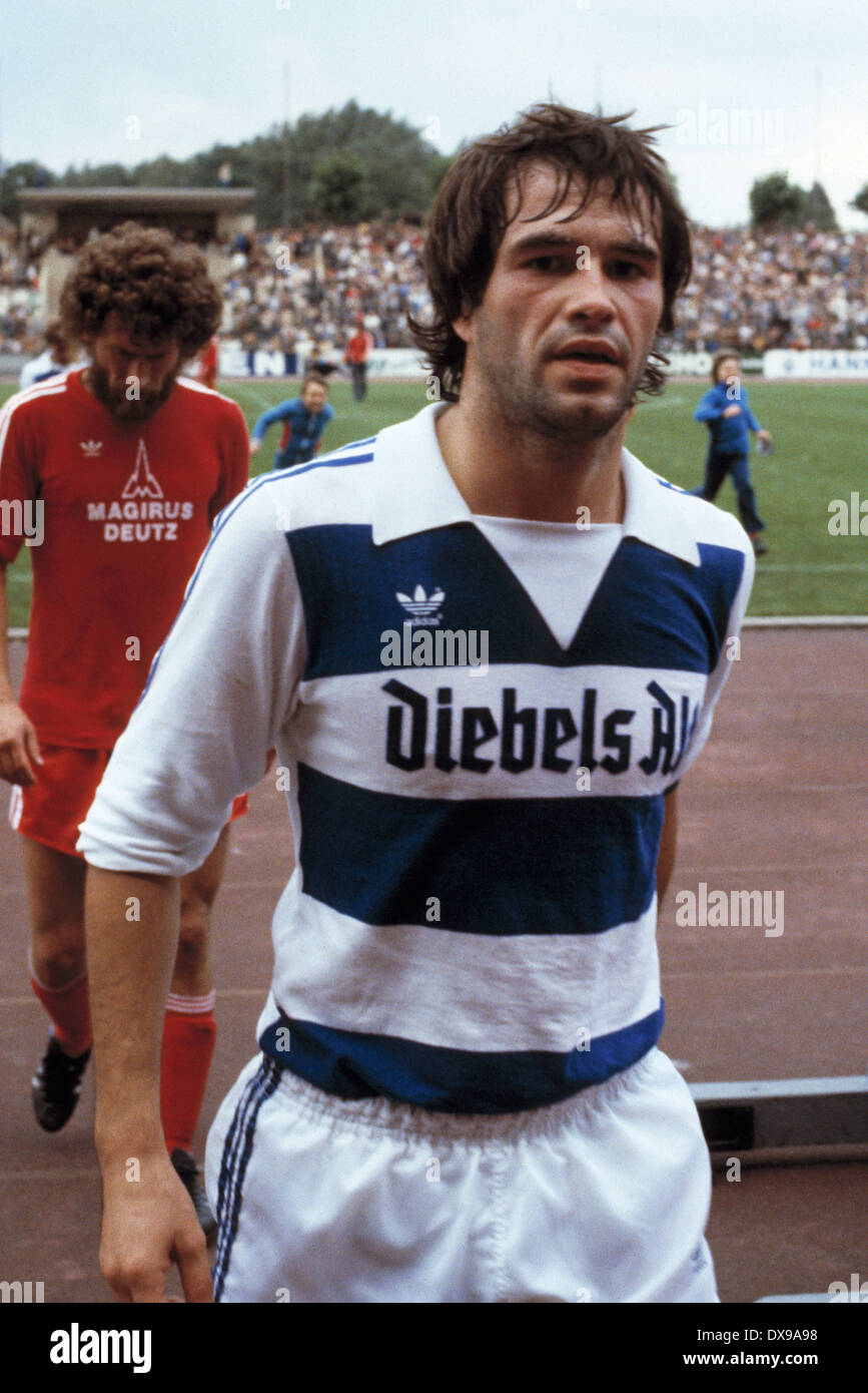 Football, Bundesliga, 1979-1980, stade MSV Duisburg Wedau, contre le FC Bayern Munich 1:2 de la mi-temps, pause, quitter, Hans-Dieter Mirnegg (MSV) Banque D'Images